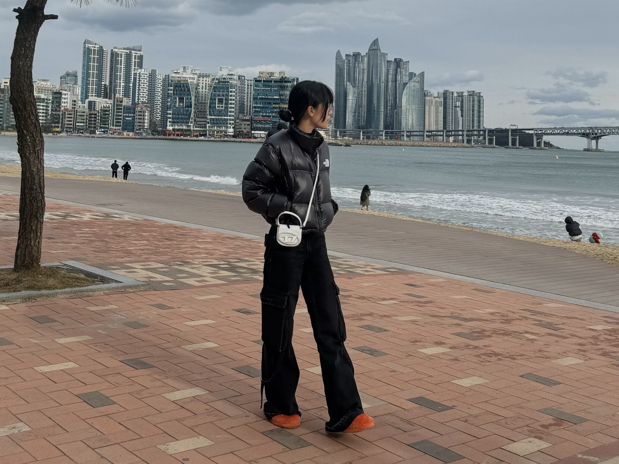 (W) The North Face Nuptse Short Jacket TNF Black, Diesel 1DR Mini Bag Plaque White 착용 스타일 - 2