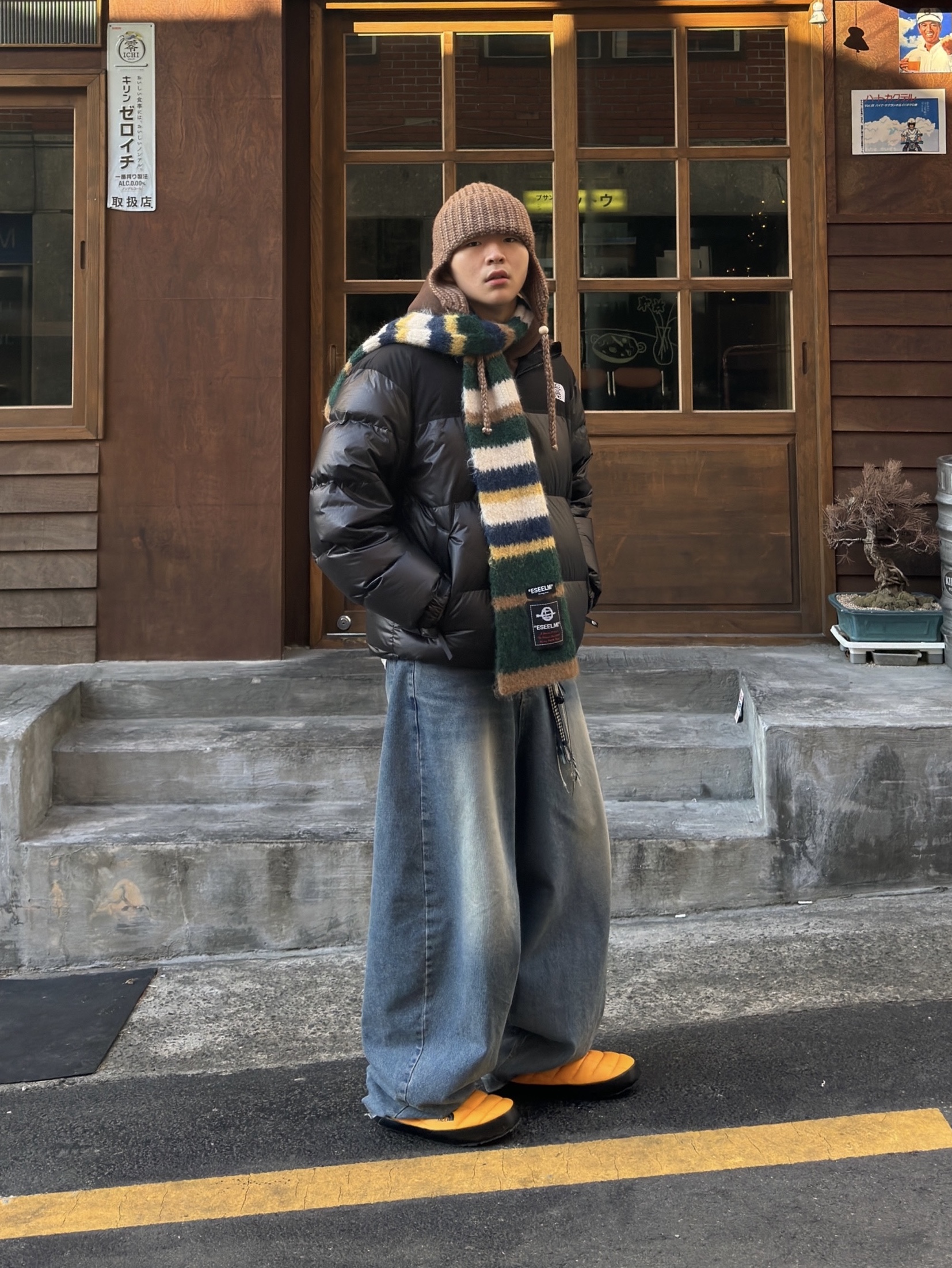 The North Face Thermoball Traction Mule V Summit Gold 착용 스타일 - 1