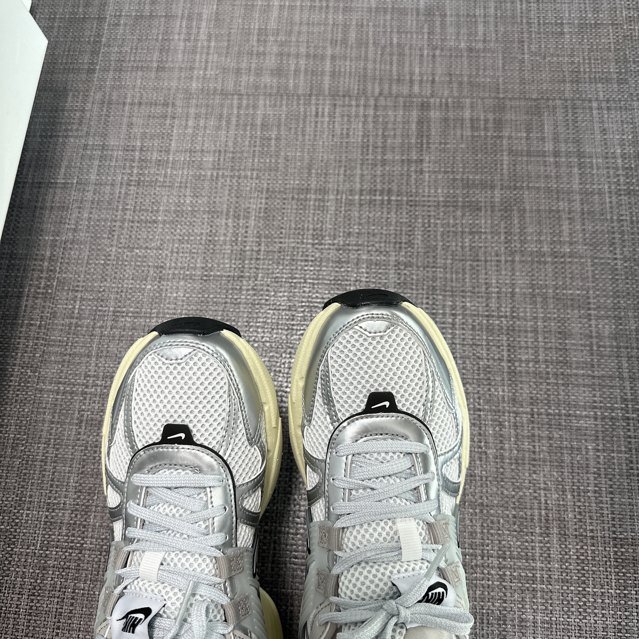 Nike V2K Run Summit White Metallic Silver 착용 스타일 - 4