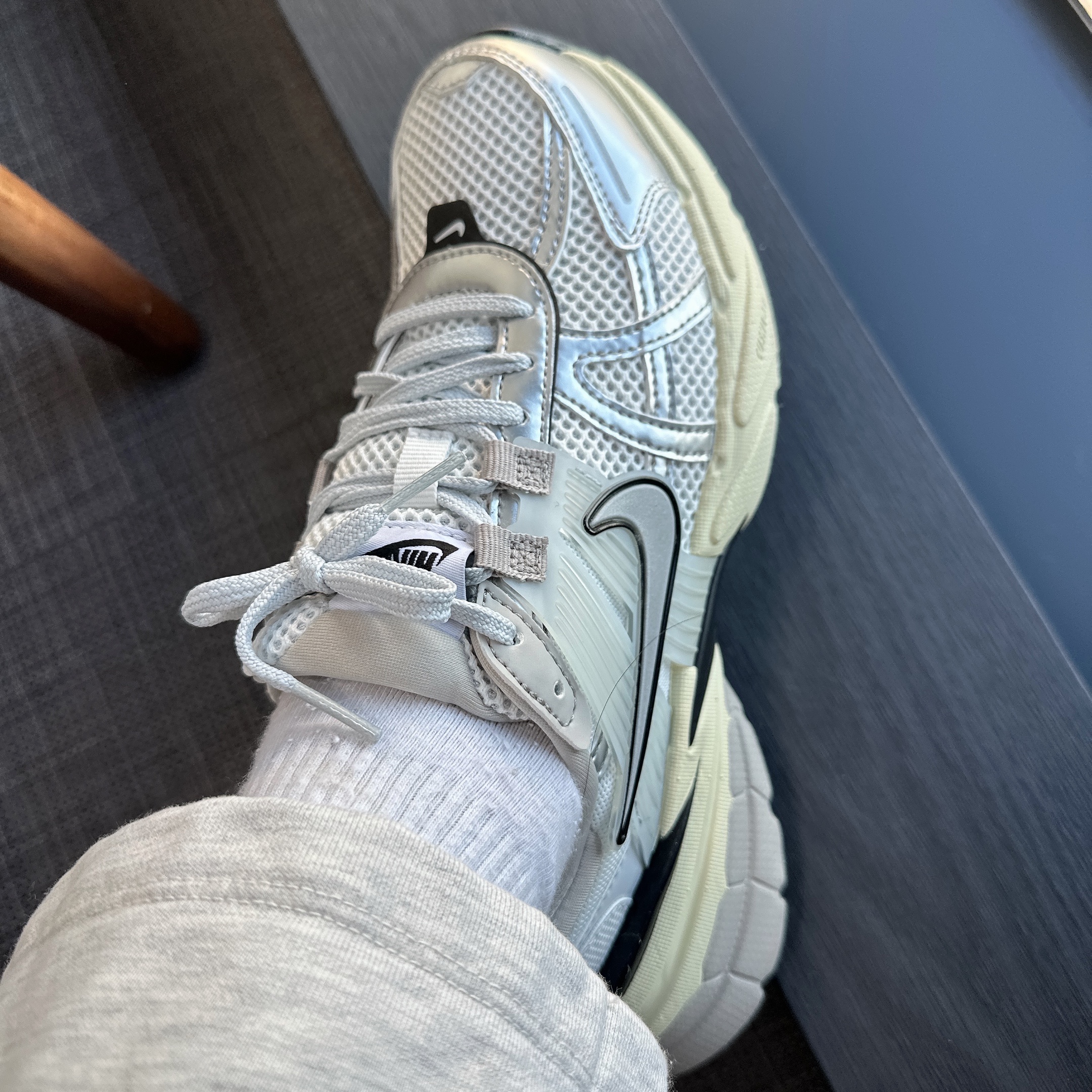 Nike V2K Run Summit White Metallic Silver 착용 스타일 - 5