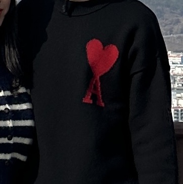 AMI De Coeur Felted Merino Wool Sweater Black Red 착용 스타일