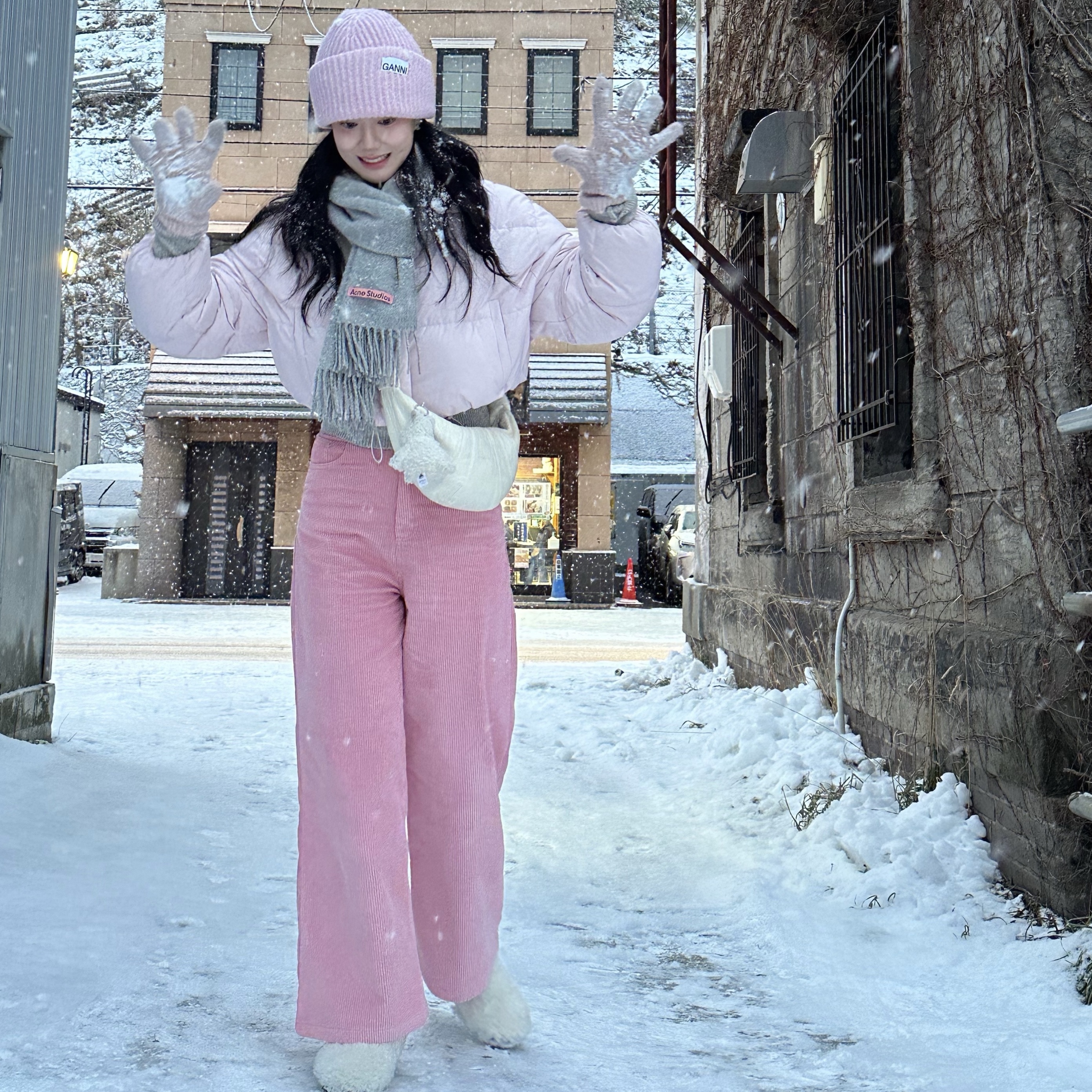 (W) Miu Miu Cropped Technical Ponge Down Jacket Quartz, Acne Studios Narrow Wool Fringe Muffler Grey Melange 착용 스타일 - 2