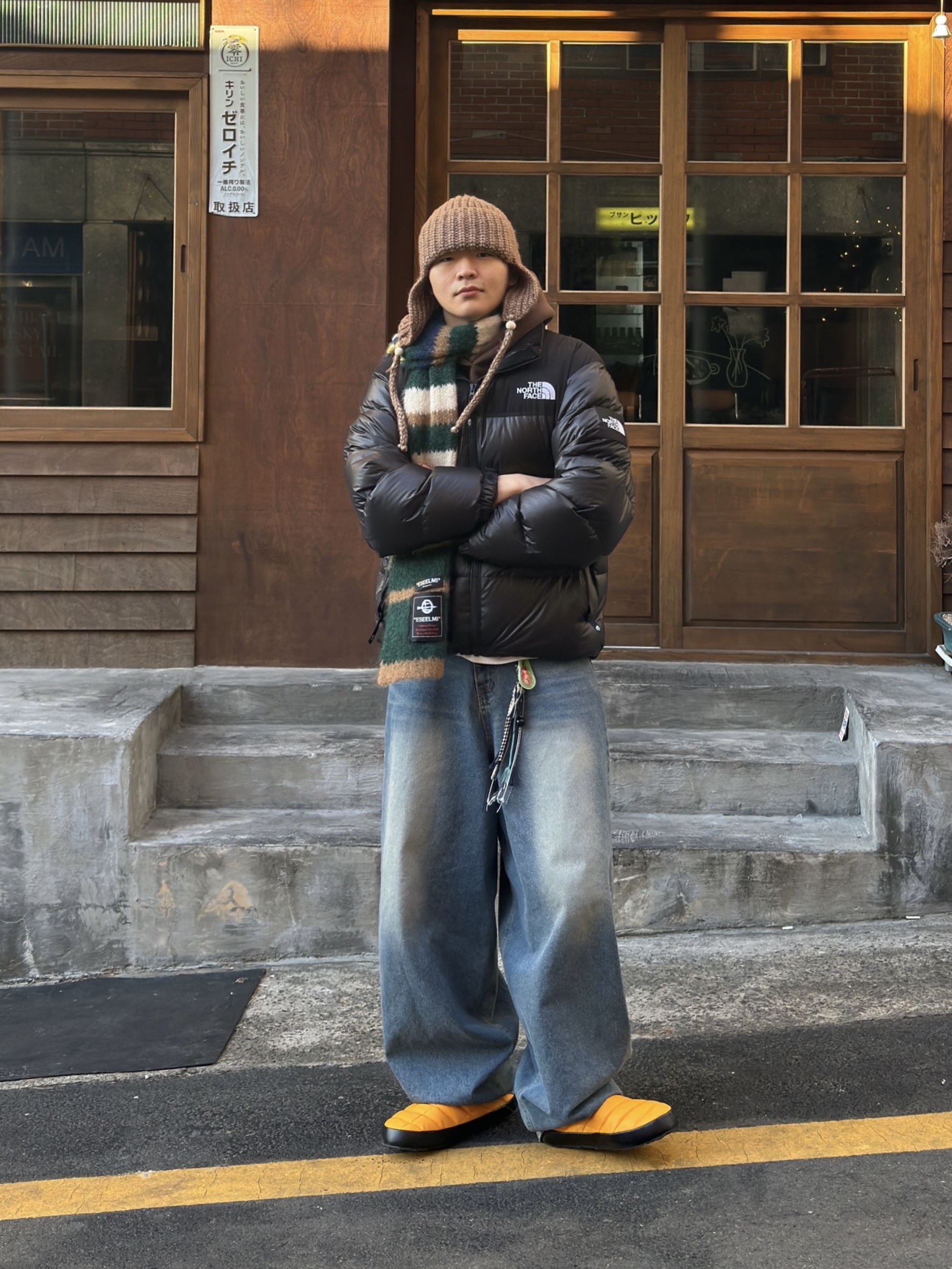 The North Face Thermoball Traction Mule V Summit Gold 착용 스타일 - 3