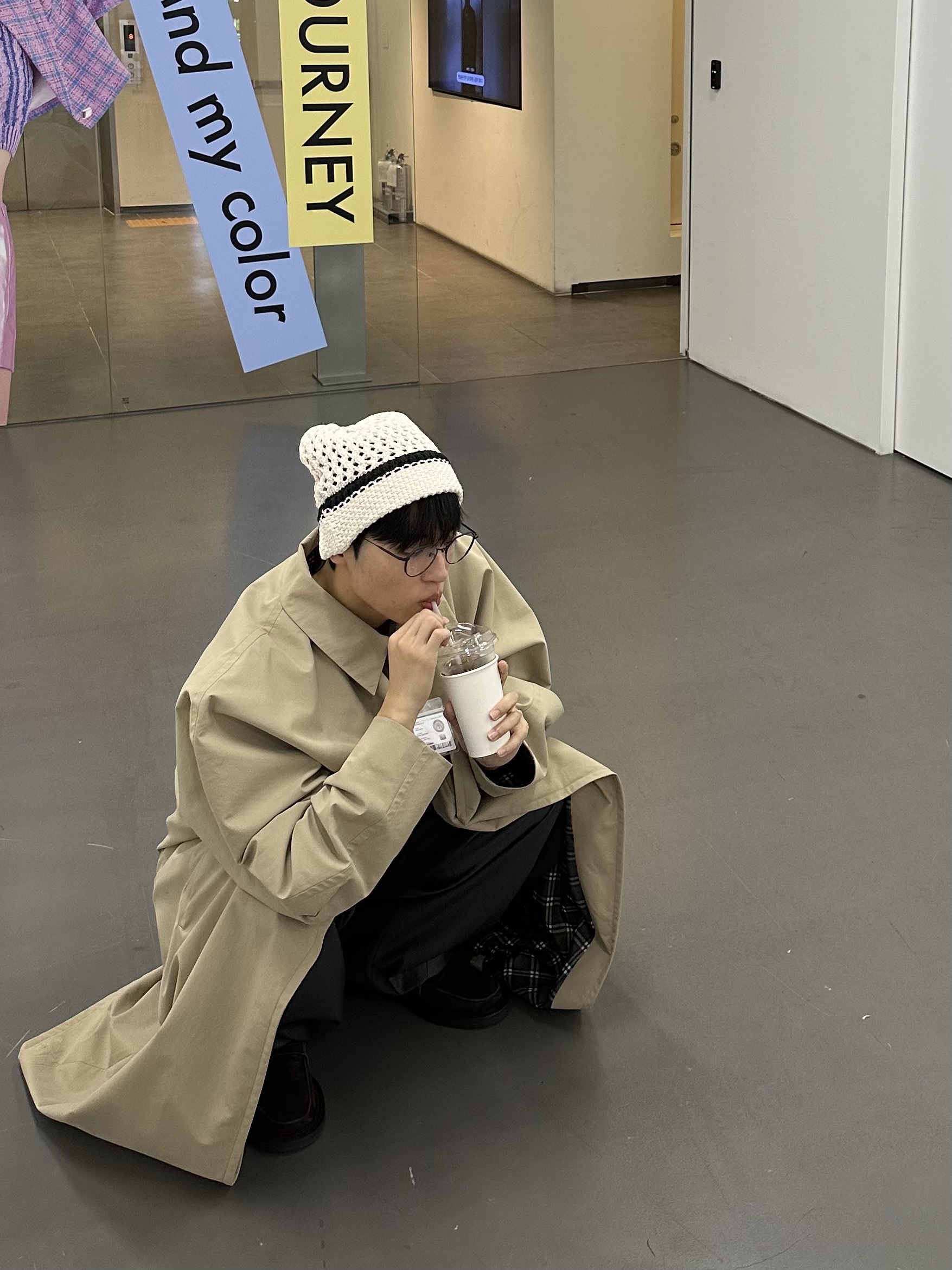 STU Hook Dolman Coat Beige with Name Tag, STU Suede Peny Loafers Brown 착용 스타일 - 3
