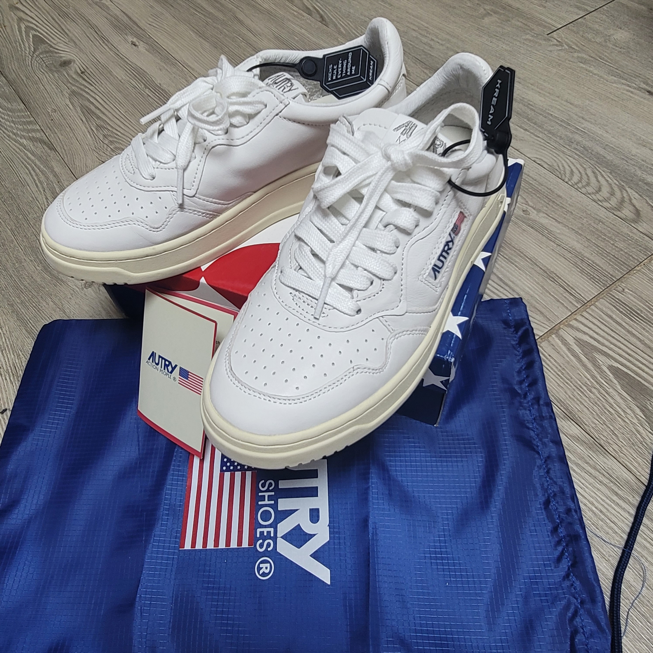 (W) Autry Medalist Low Goatskin Sneakers White 착용 스타일 - 1