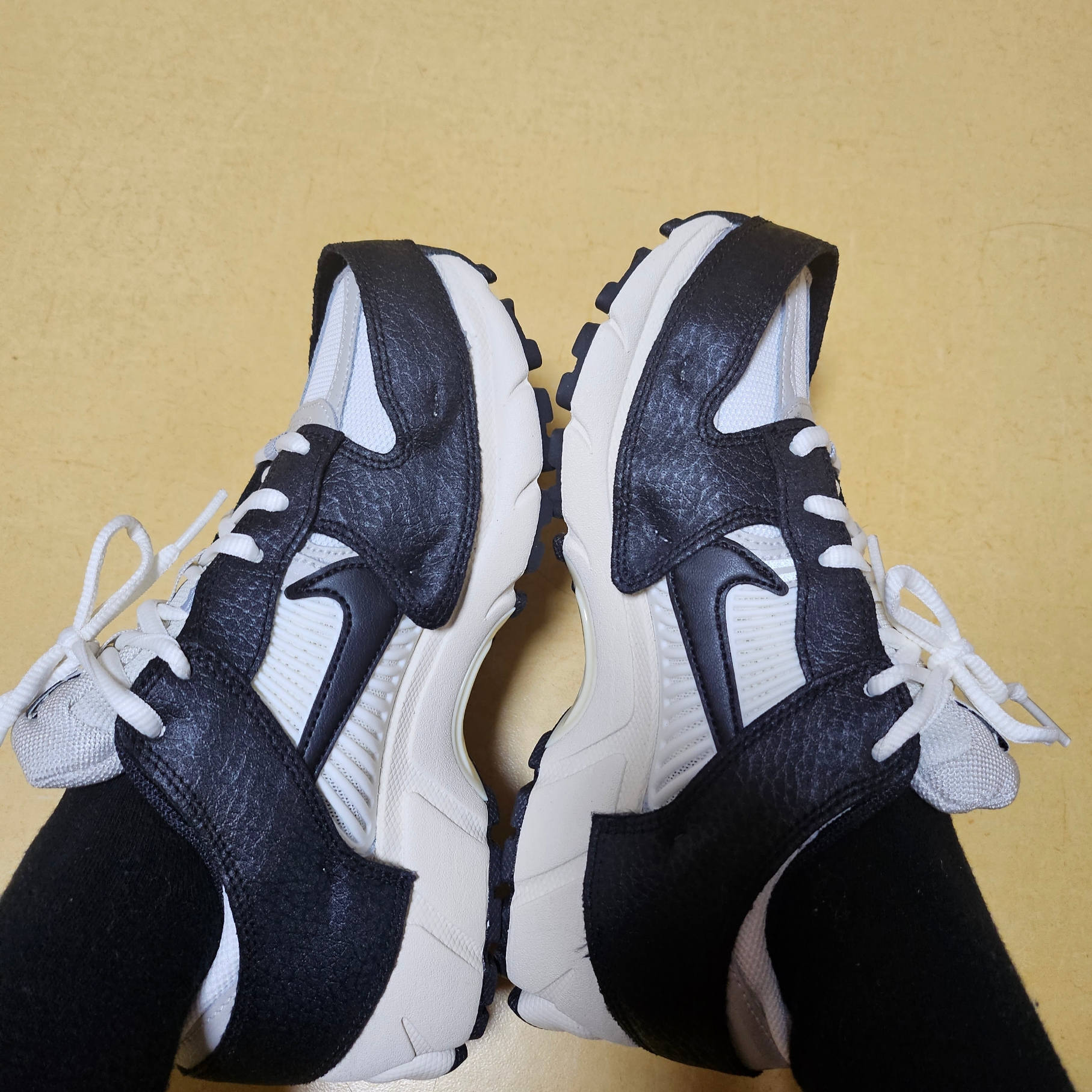 (W) Nike Zoom Vomero 5 Wolf Grey and Black 착용 스타일 - 1