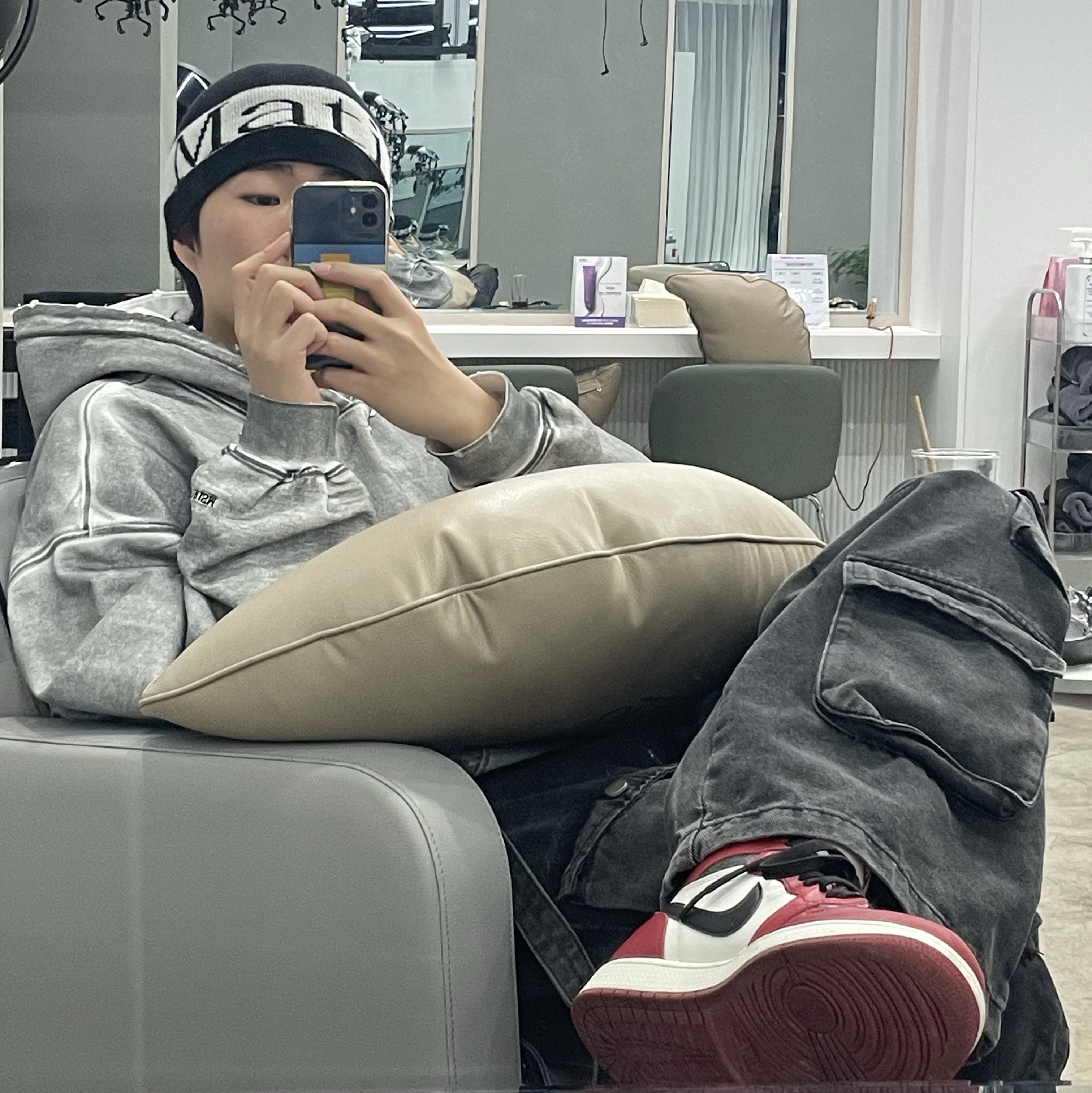 Jordan 1 Retro High OG Chicago 2022, Matin Kim Logo Jacquard Short Beanie Black 착용 스타일