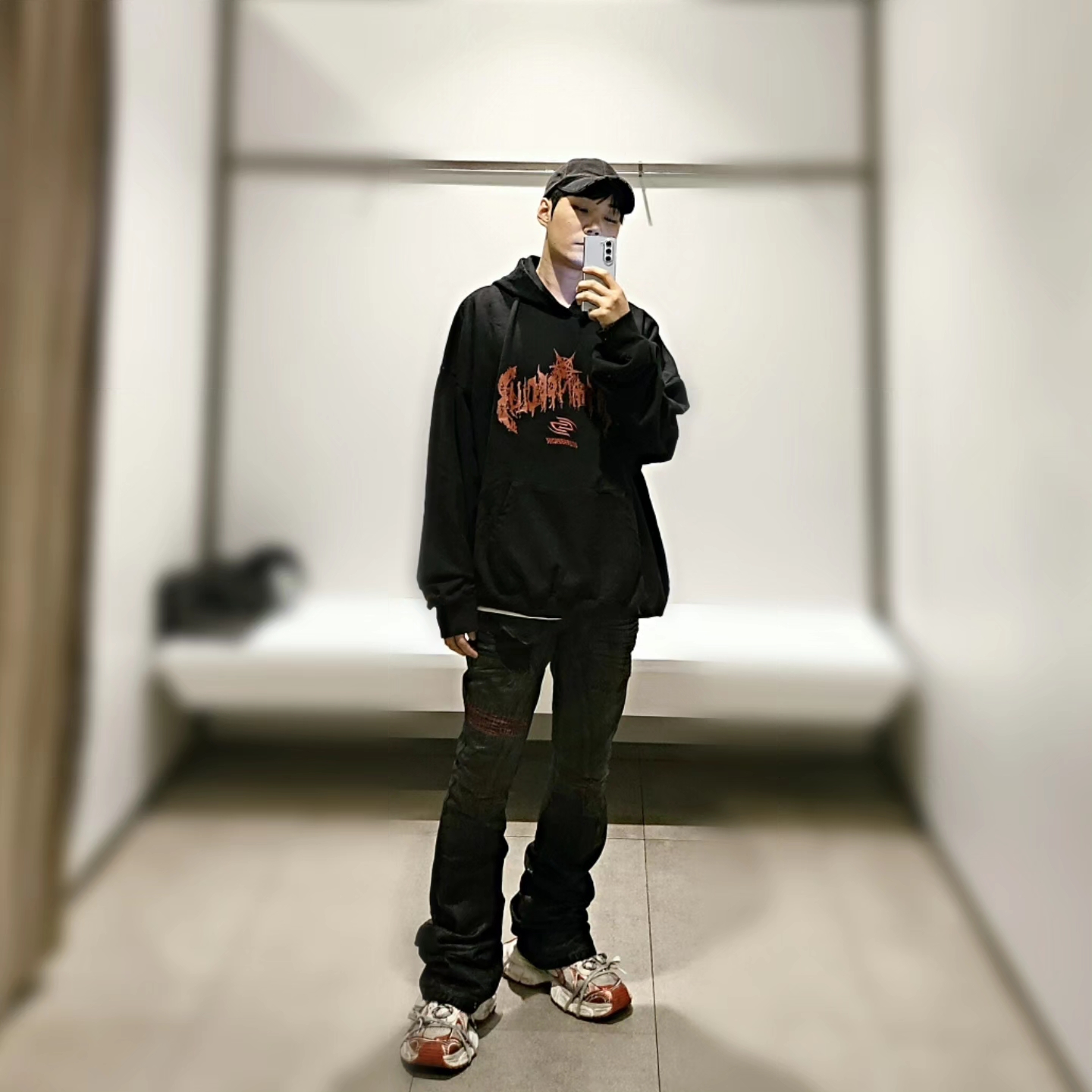 Undermycar x Emostanceclub Deremo Double Logo Oversized Hoodie Toreador - 23FW, Undermycar x Emostanceclub Emoun Destroyed Cowhide Suede Red Stitch Denim Toreador - 23FW 착용 스타일 - 1
