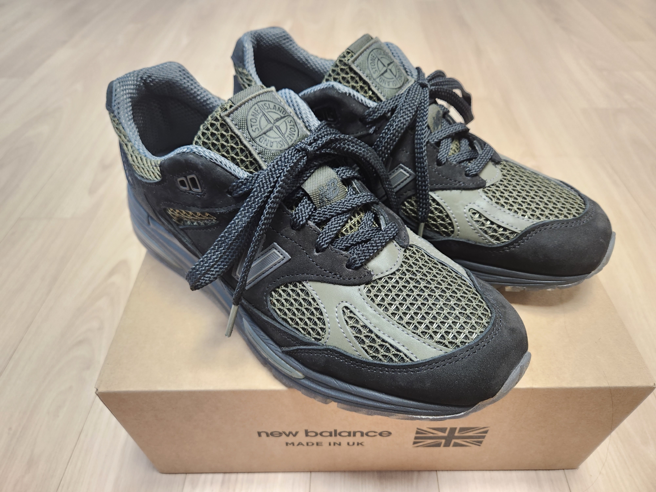 New Balance x Stone Island 991v2 Made in UK Black Olive Night 착용 스타일 - 3