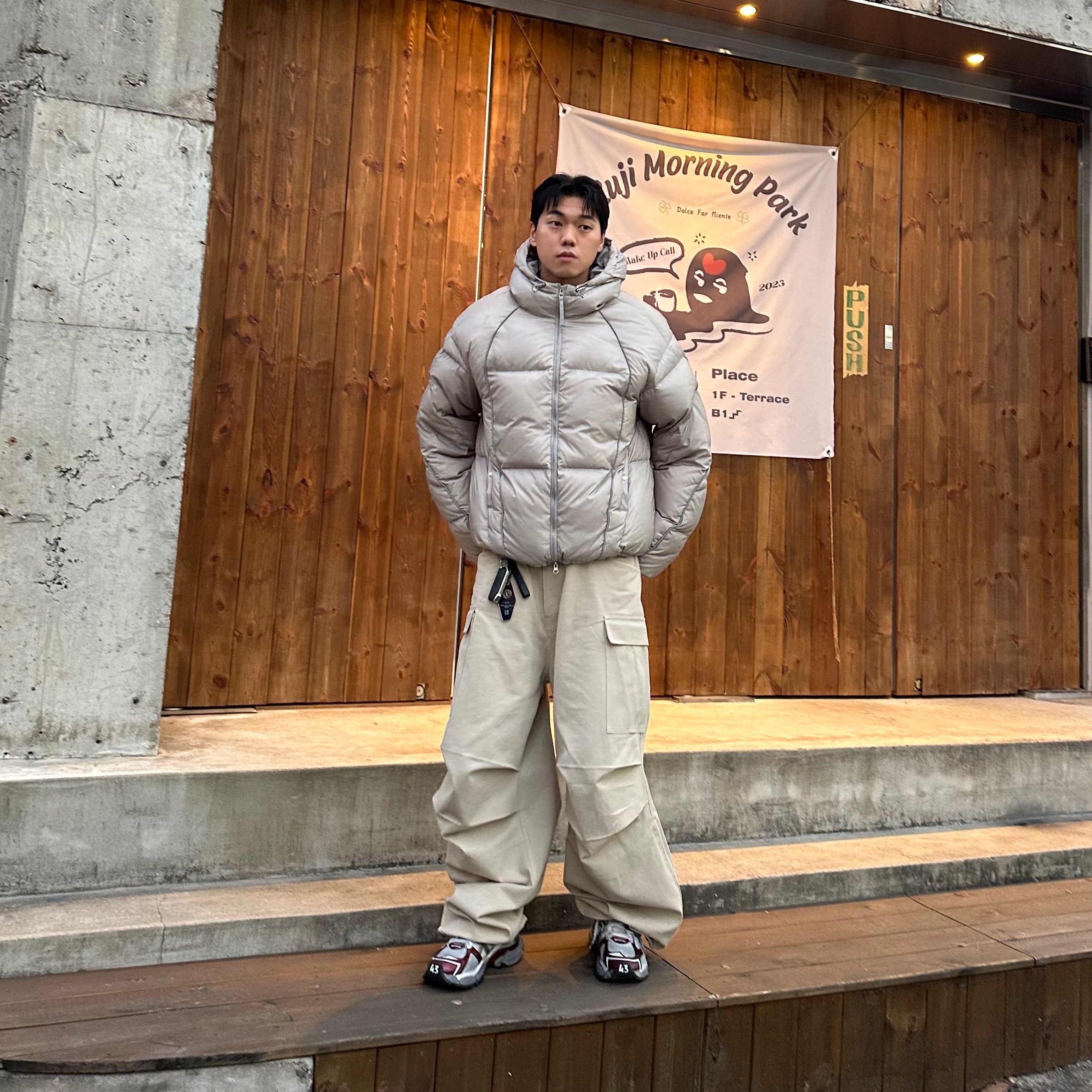 Balenciaga Runner Sneakers Grey Burgundy, Nonnod Side Zip Cargo Pants Beige 착용 스타일 - 1