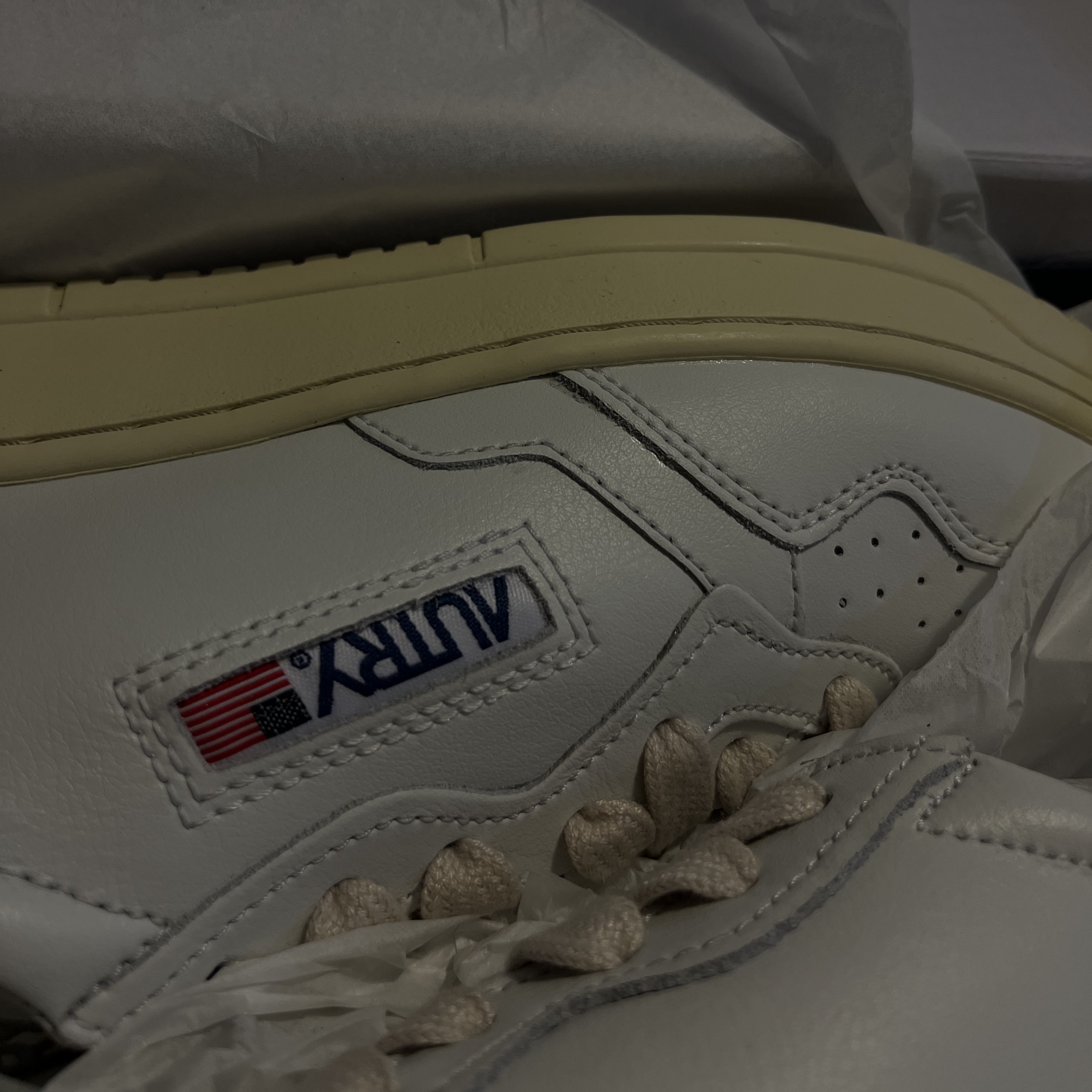 Autry Medalist Low Leather Sneakers White 착용 스타일 - 2