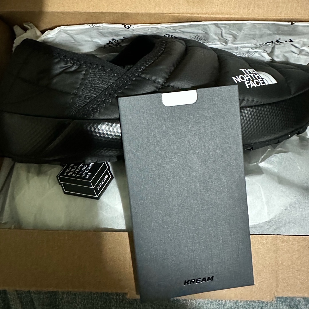 (W) The North Face Thermoball Traction Mule V Black 착용 스타일