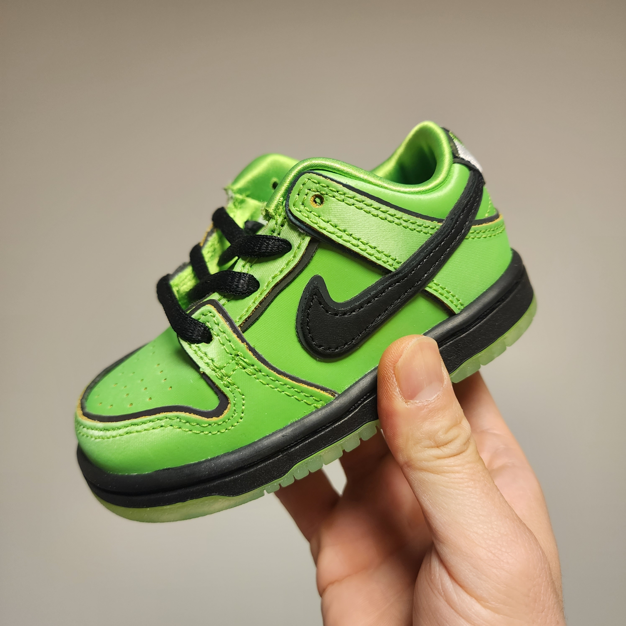 (TD) Nike x The Powerpuff Girls SB Dunk Low Pro QS Buttercup 착용 스타일 - 1