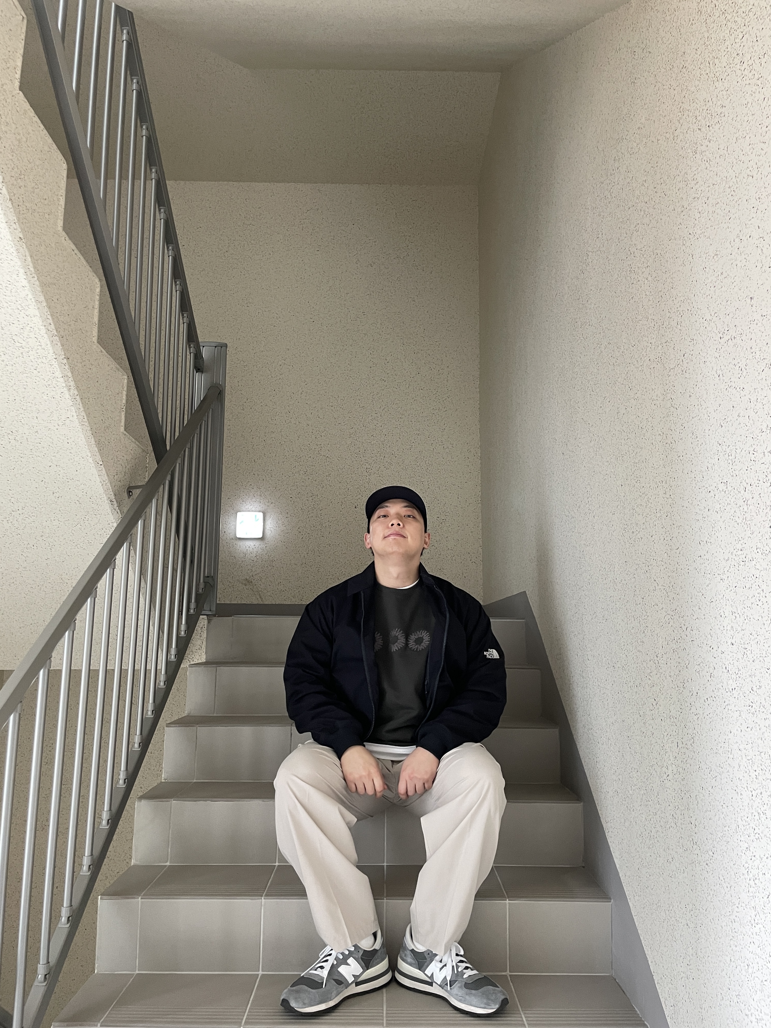 뉴발란스 990v1 메이드 인 USA 그레이 화이트 착용 스타일 - 2