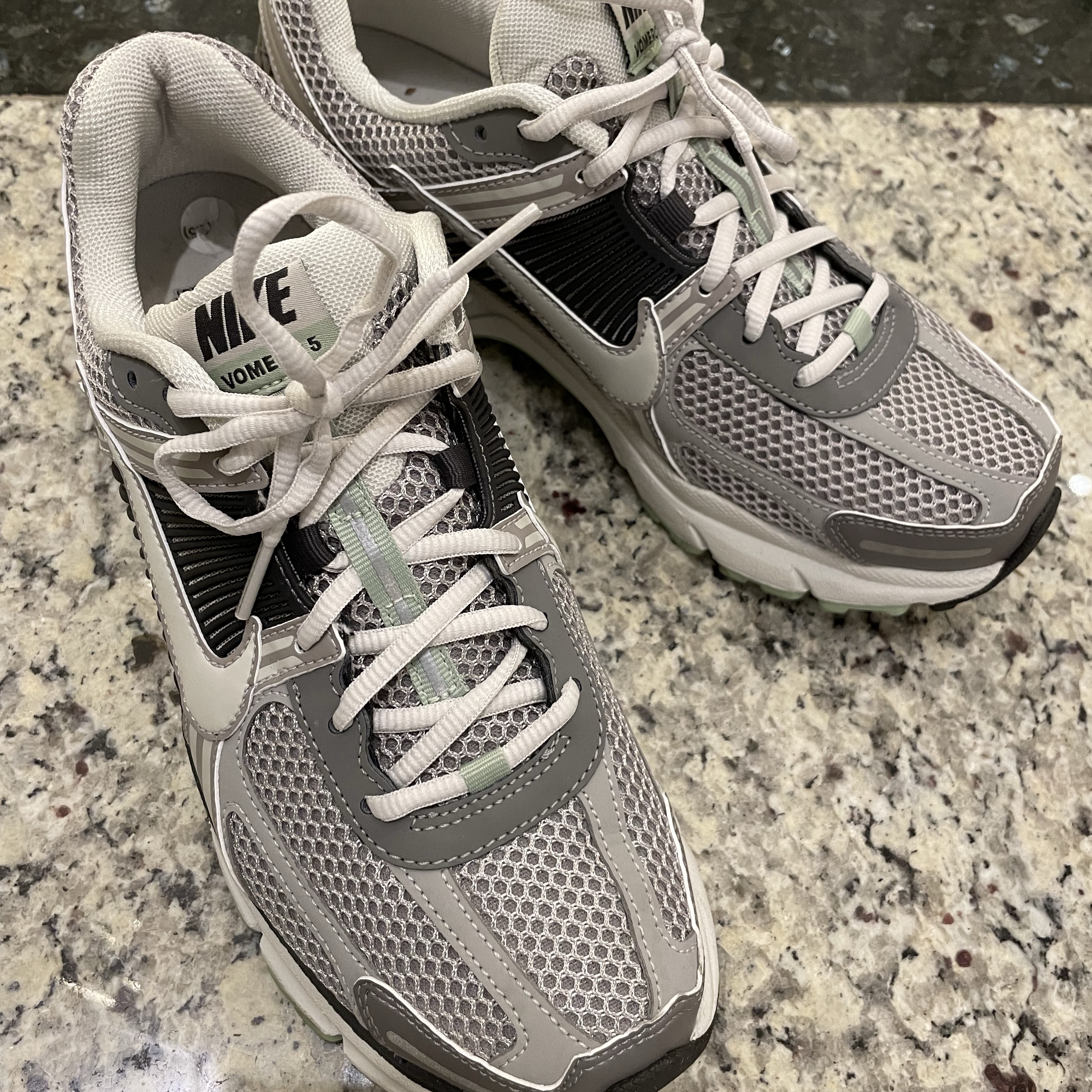 (W) Nike Zoom Vomero 5 Cobblestone and Flat Pewter 착용 스타일
