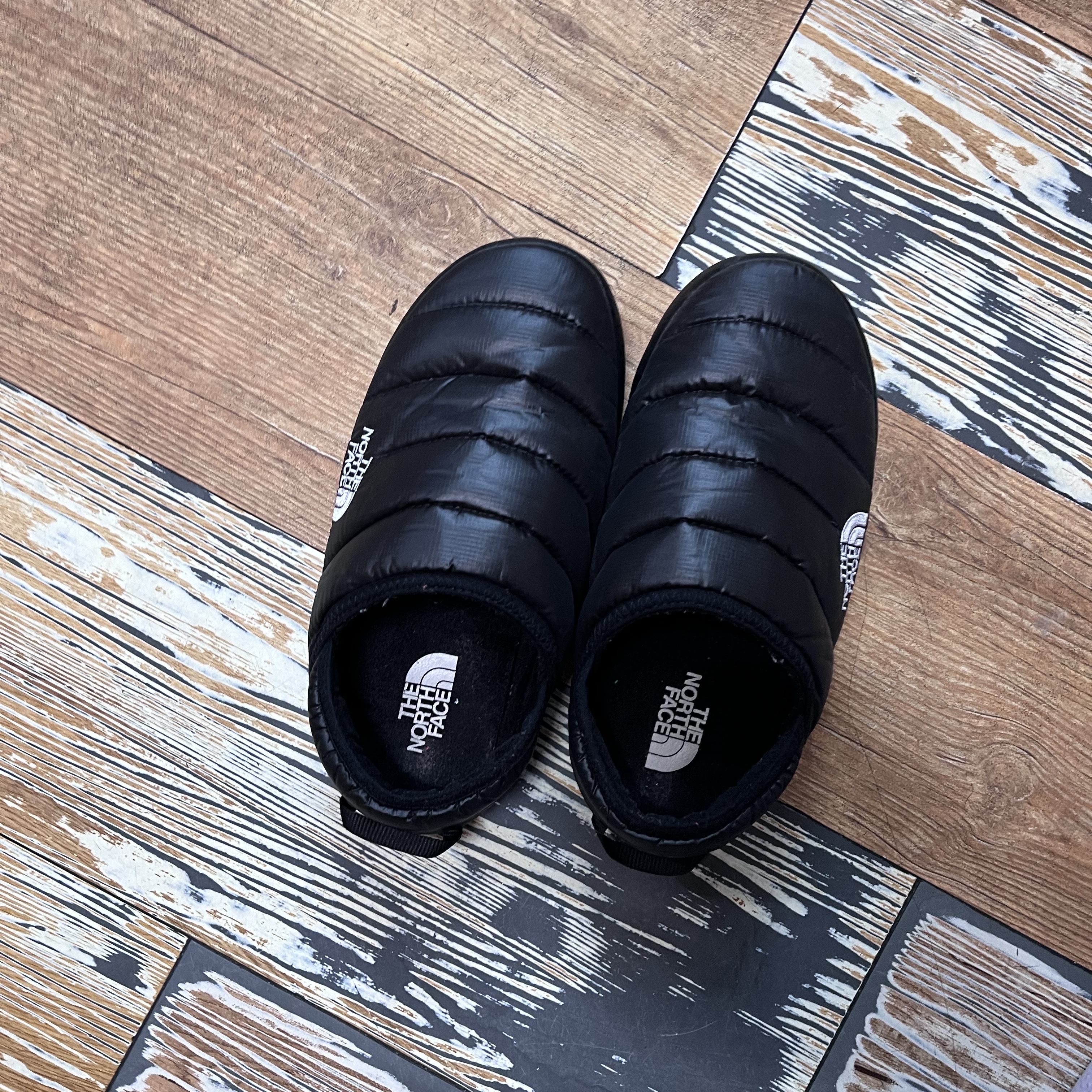 The North Face Nuptse Mule Black 착용 스타일 - 8