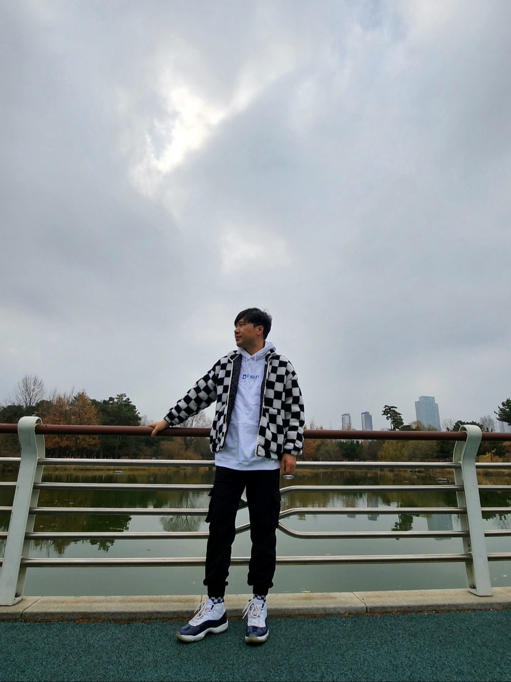 Jordan 11 Retro Win Like 82 UNC, Converse x Fragment Hoodie White 착용 스타일