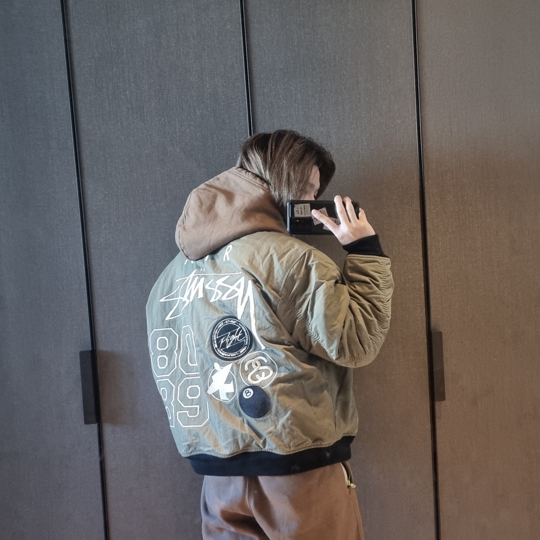 Nike x Stussy Reversible Jacket Medium Olive (FJ9153-222), Nike x Stussy NRG RA Washed Pullover Hoodie Volt (DM1021-702) 착용 스타일 - 3