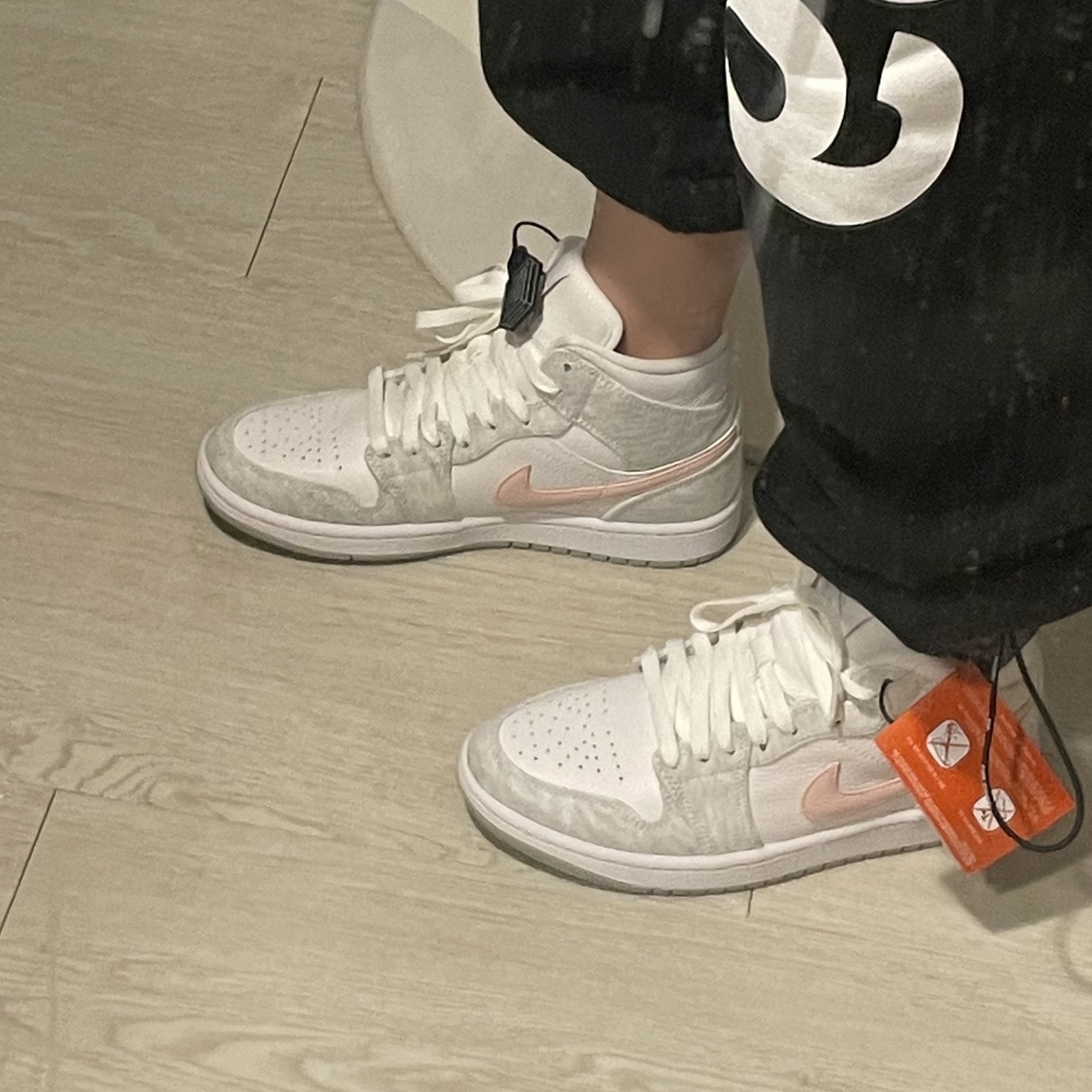 (W) Jordan 1 Mid SE Light Iron Ore 착용 스타일 - 1