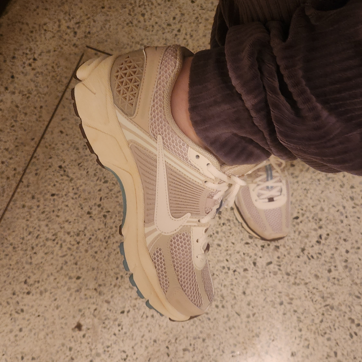 (W) Nike Zoom Vomero 5 Oatmeal 착용 스타일