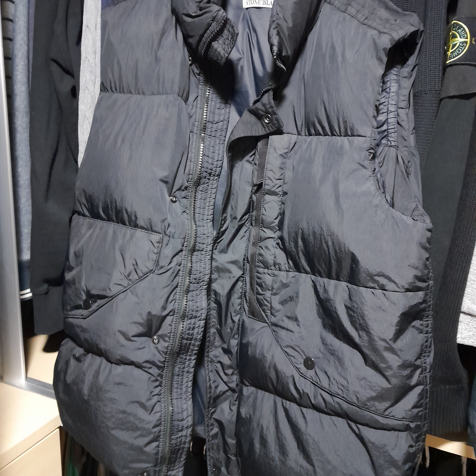 Stone Island G0423 Garment Dyed Crinkle Reps Recycled Nylon Down Vest Black - 23FW 착용 스타일 - 1