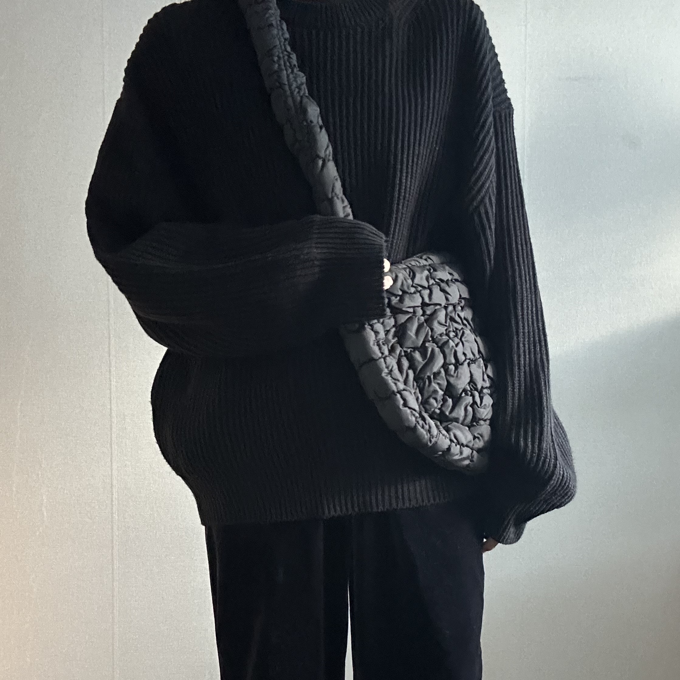 COS Quilted Messenger Bag Black 착용 스타일