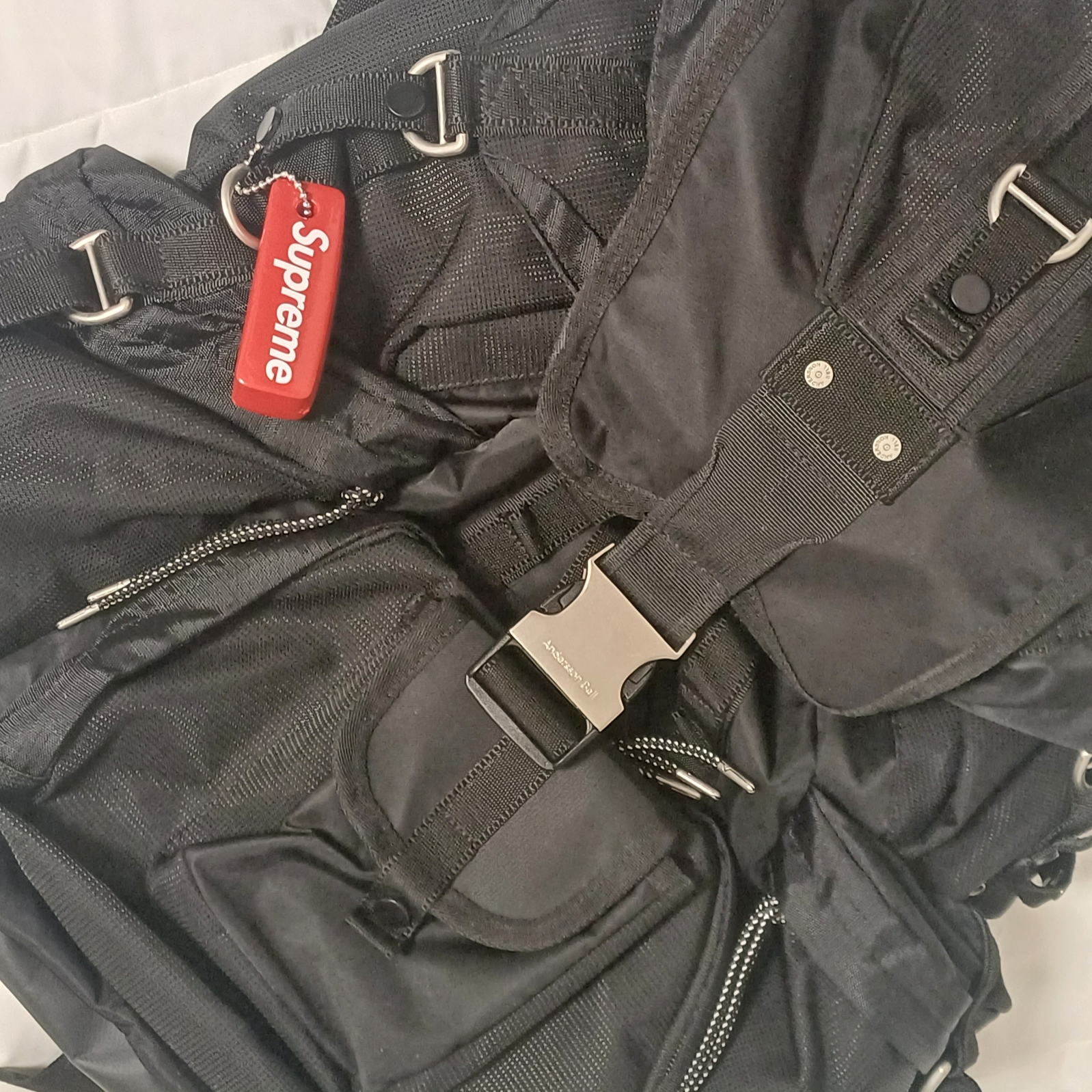 Supreme Floating Keychain Red - 23FW 착용 스타일 - 2