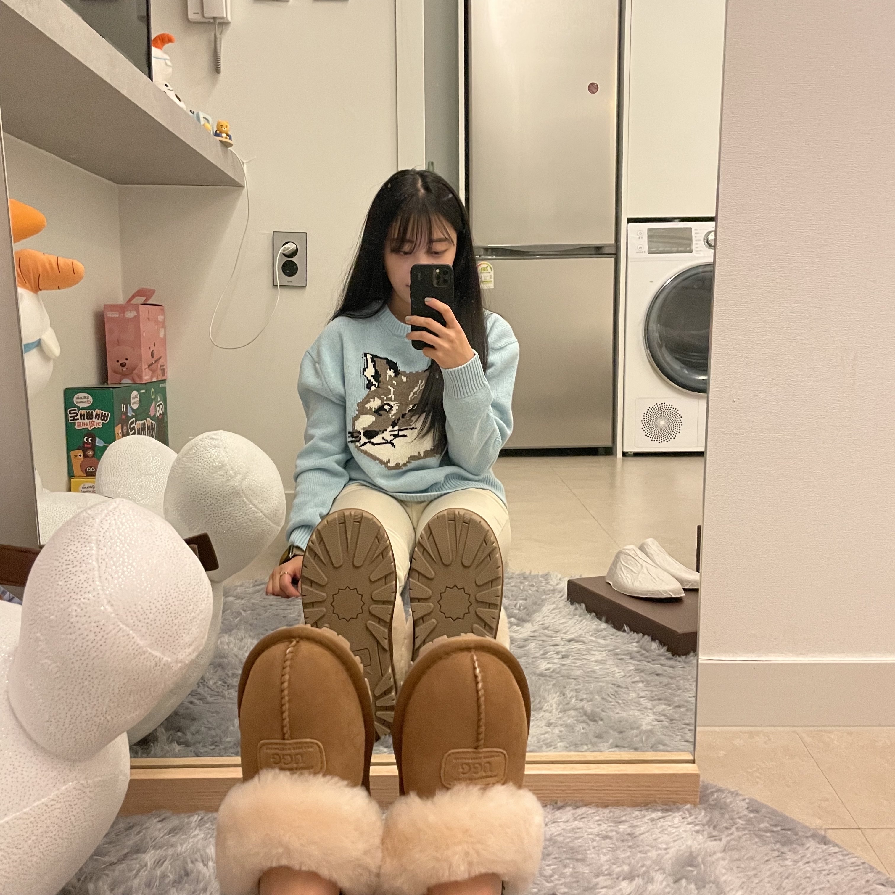 (W) UGG Coquette Slipper Chestnut, Maison Kitsune Big Fox Head Pullover Knit Black 착용 스타일