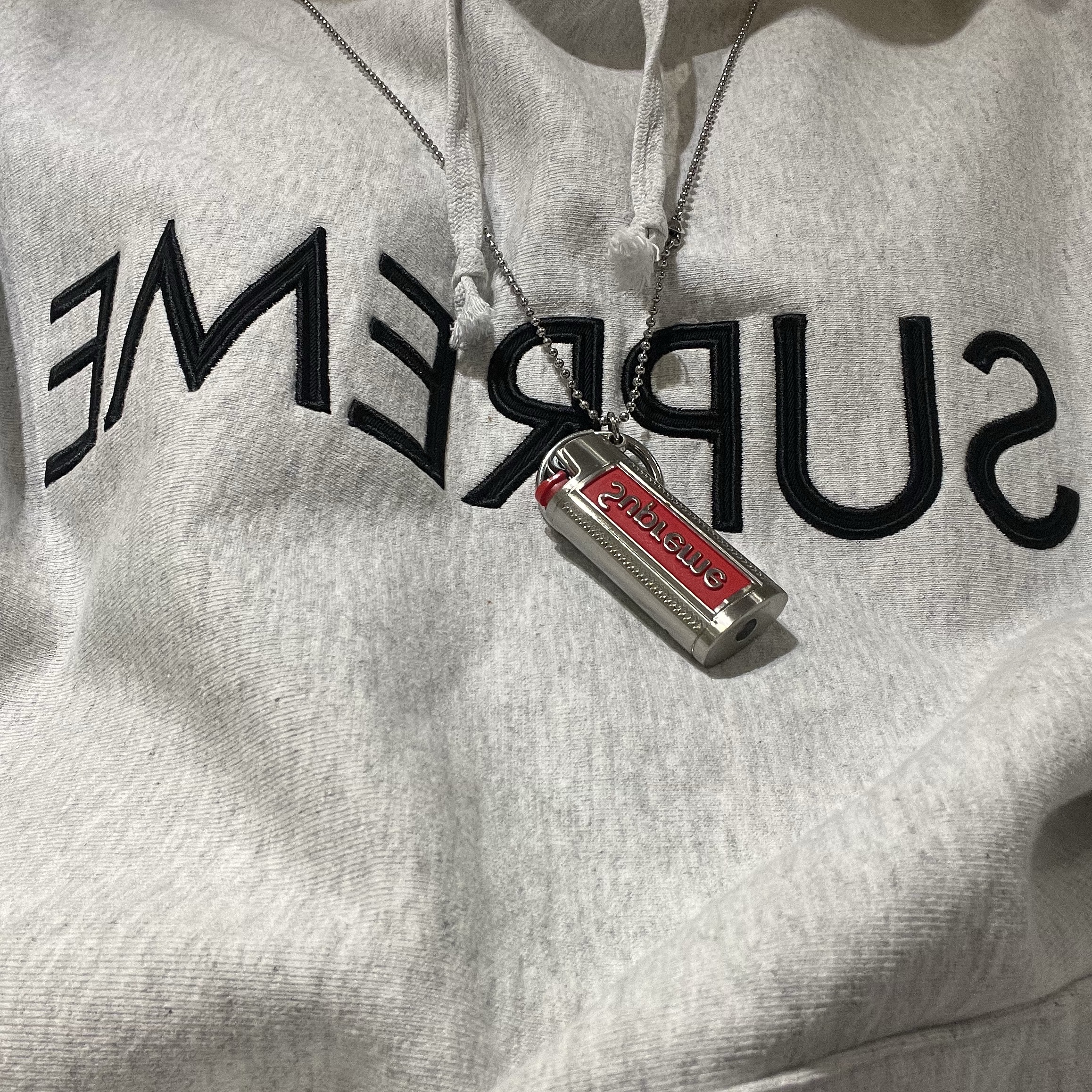 Supreme Capital Hooded Sweatshirt Ash Grey - 22FW, Supreme Metal Lighter Holster - 19SS 착용 스타일