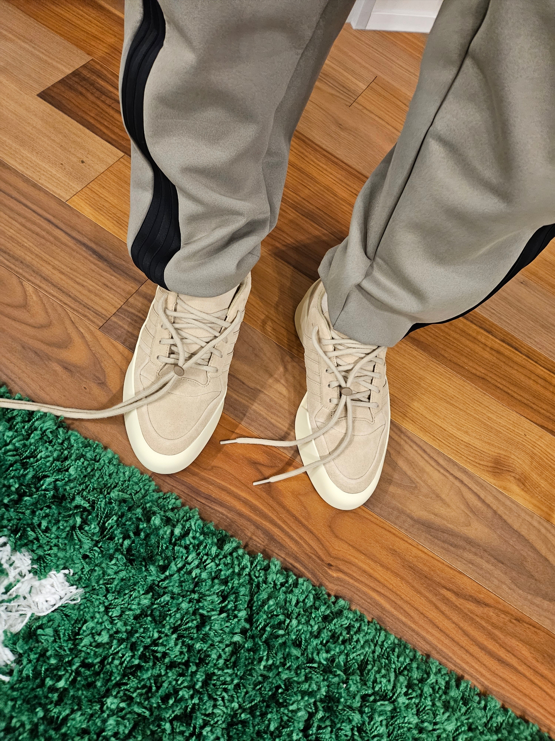 Adidas x Fear of God Athletics 86 Low Clay 착용 스타일 - 2