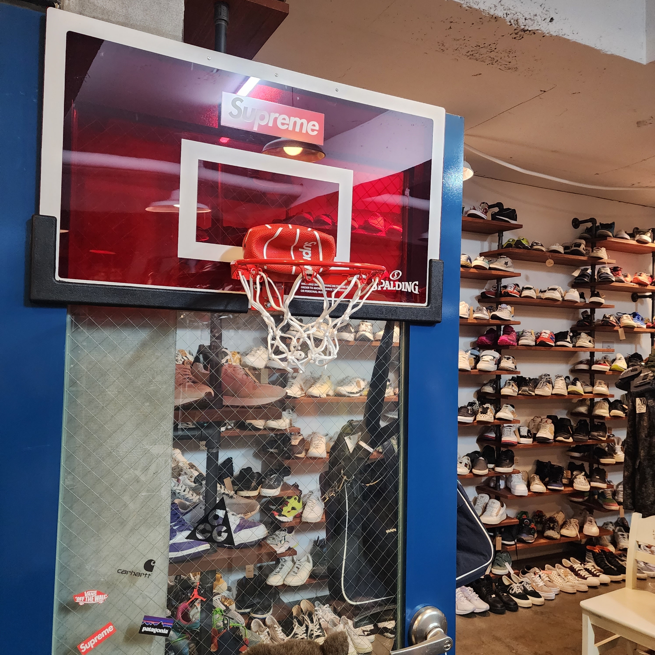 Supreme x Spalding Mini Basketball Hoop Red  - 23FW 착용 스타일