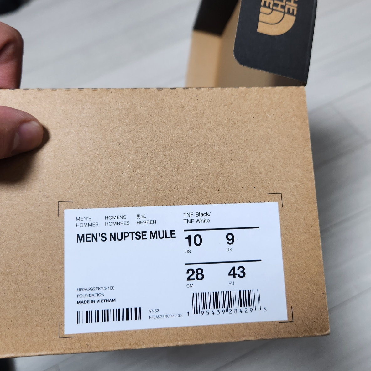 The North Face Nuptse Mules TNF Black TNF White 착용 스타일 - 2