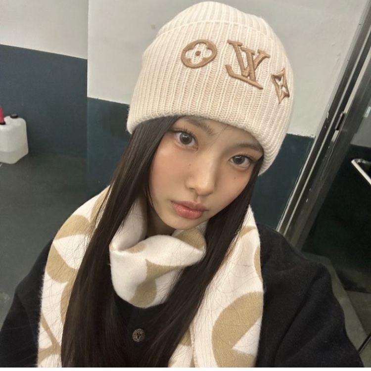 (W) Louis Vuitton LV Medallion Muffler S00 Beige Rose 착용 스타일