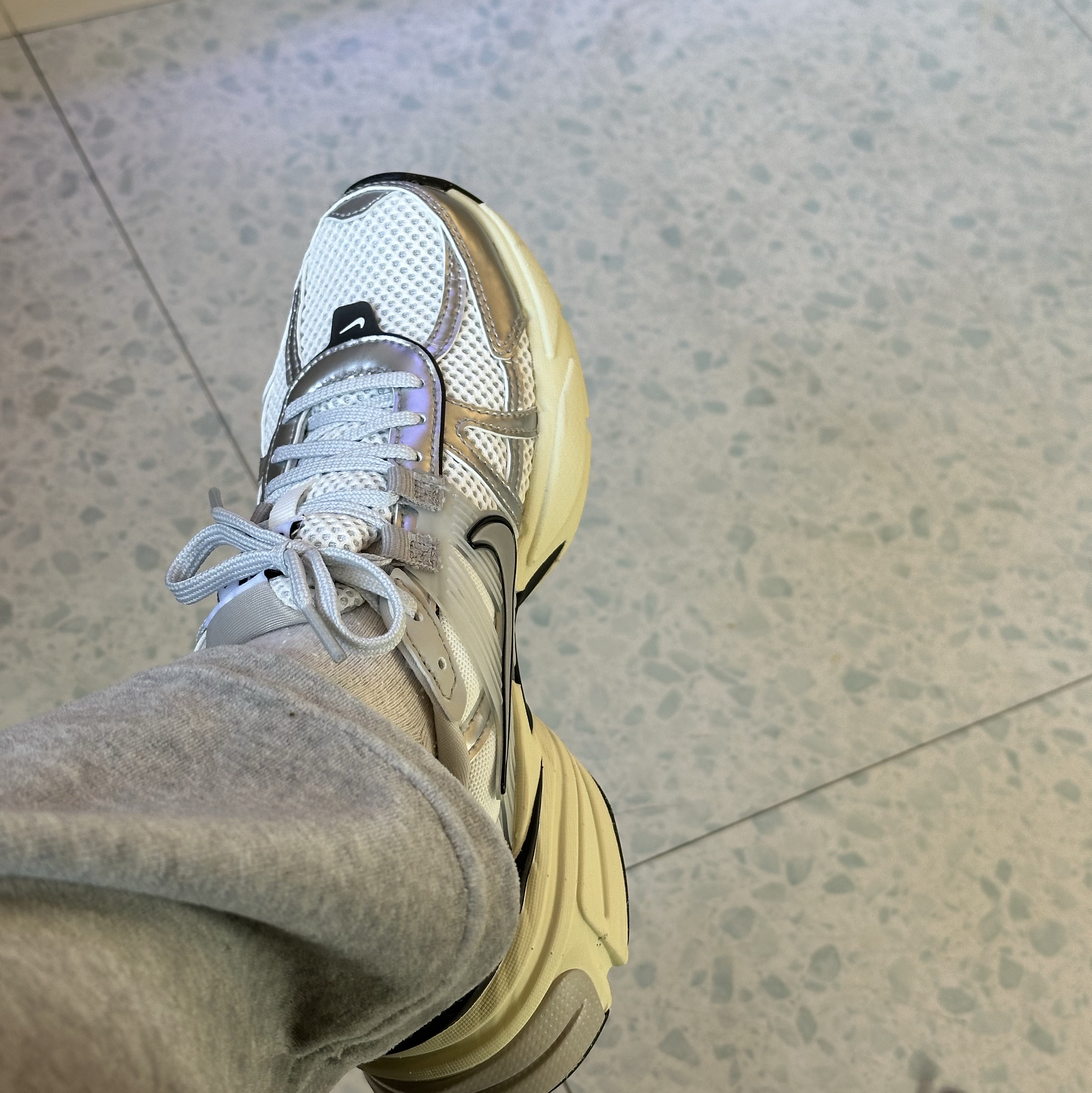 Nike V2K Run Summit White Metallic Silver 착용 스타일 - 2