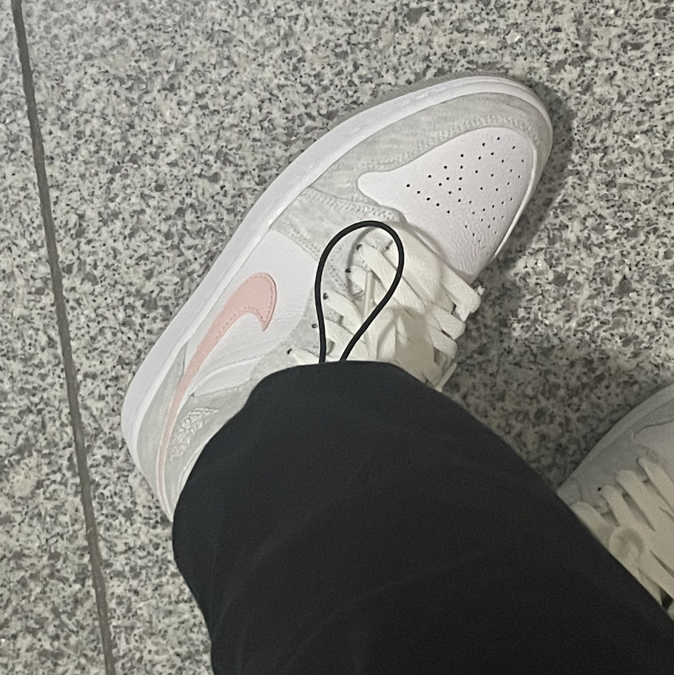(W) Jordan 1 Mid SE Light Iron Ore 착용 스타일 - 3
