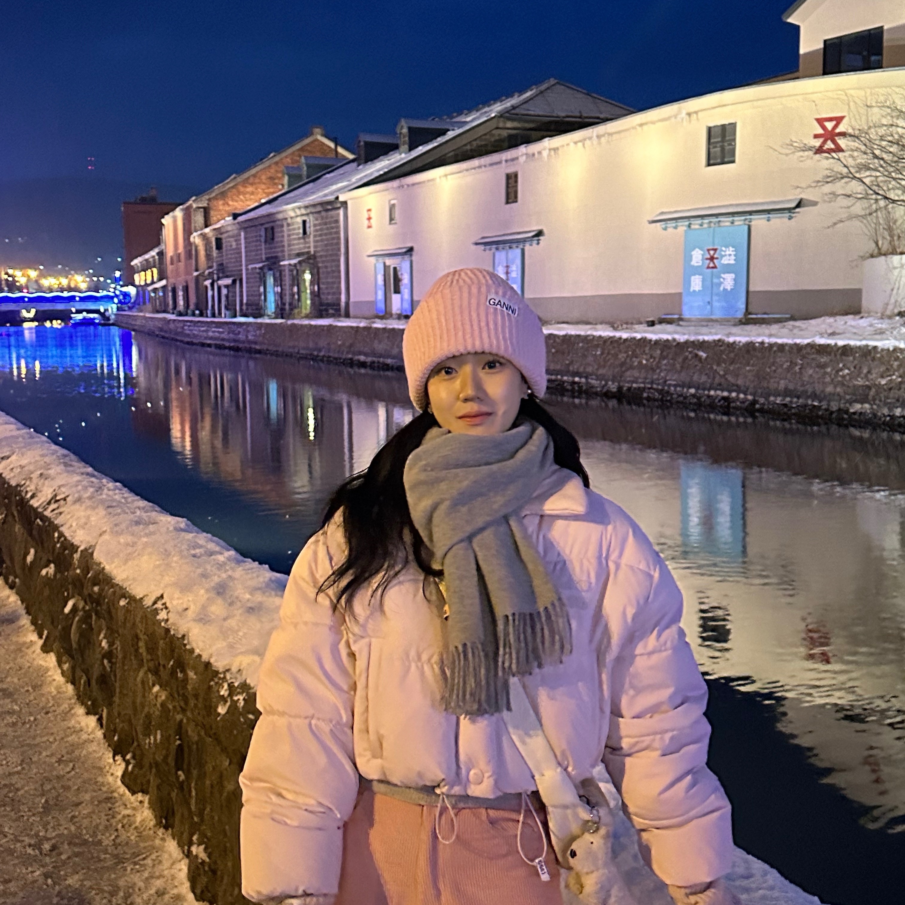 (W) Miu Miu Cropped Technical Ponge Down Jacket Quartz, Acne Studios Narrow Wool Fringe Muffler Grey Melange 착용 스타일 - 3