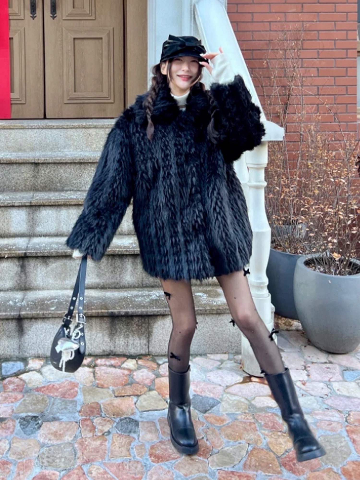 Charles & Keith Petra Curve Shoulder Bag Black, Crocs Classic Fur Sure Clog Black Multi 착용 스타일 - 4