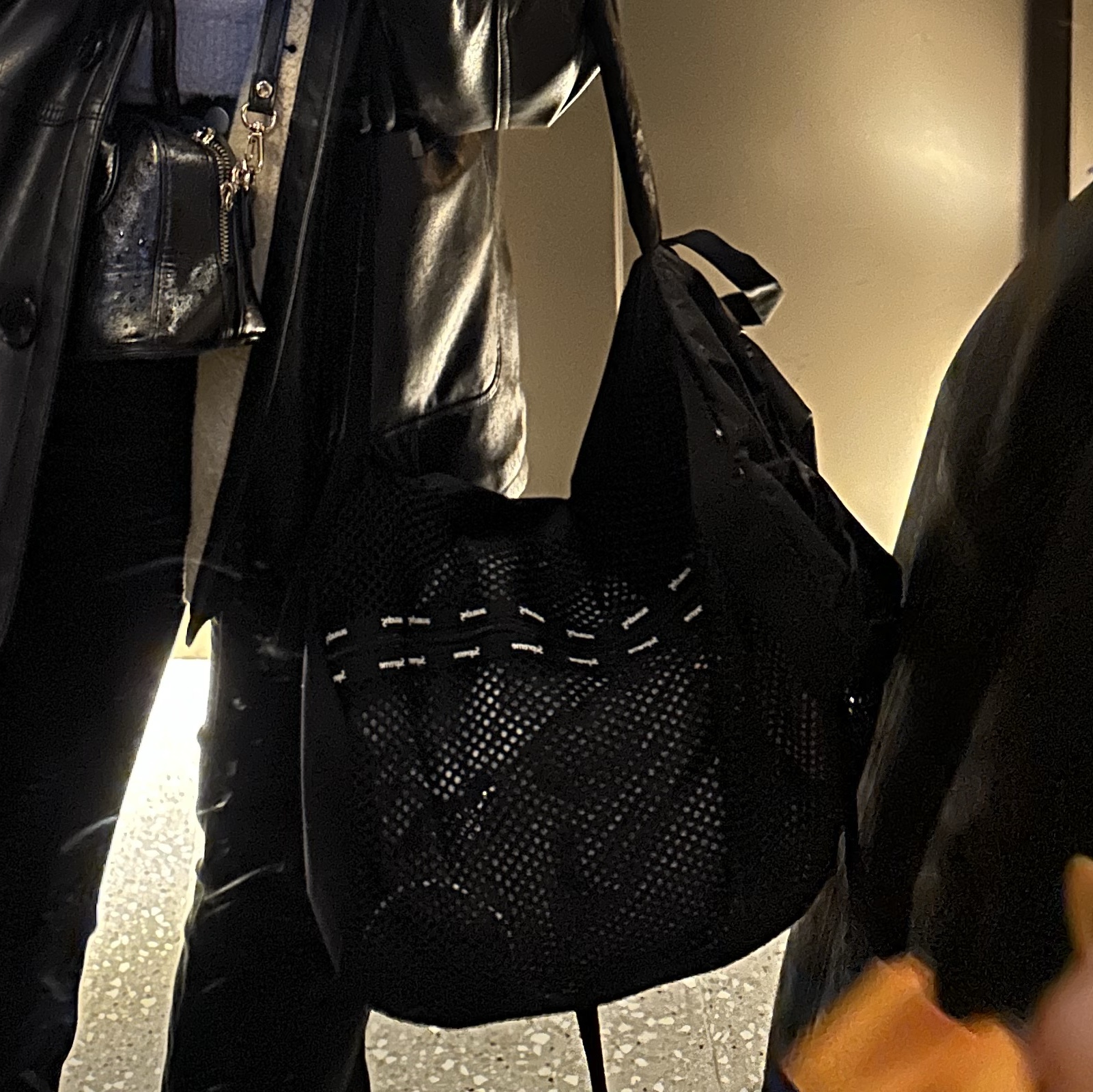 Supreme Mesh Backpack Black - 23SS 착용 스타일 - 2