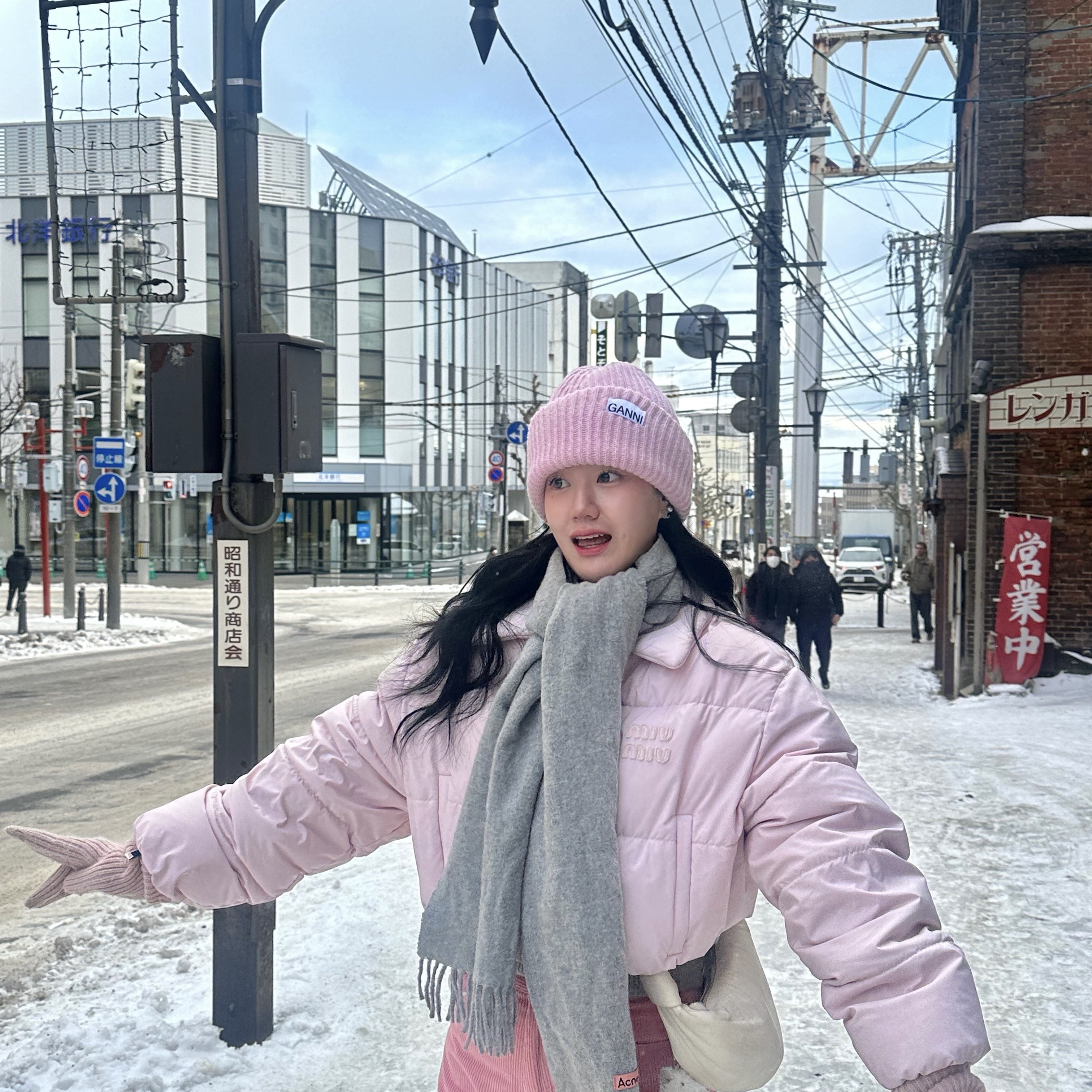 (W) Miu Miu Cropped Technical Ponge Down Jacket Quartz, Acne Studios Narrow Wool Fringe Muffler Grey Melange 착용 스타일 - 1