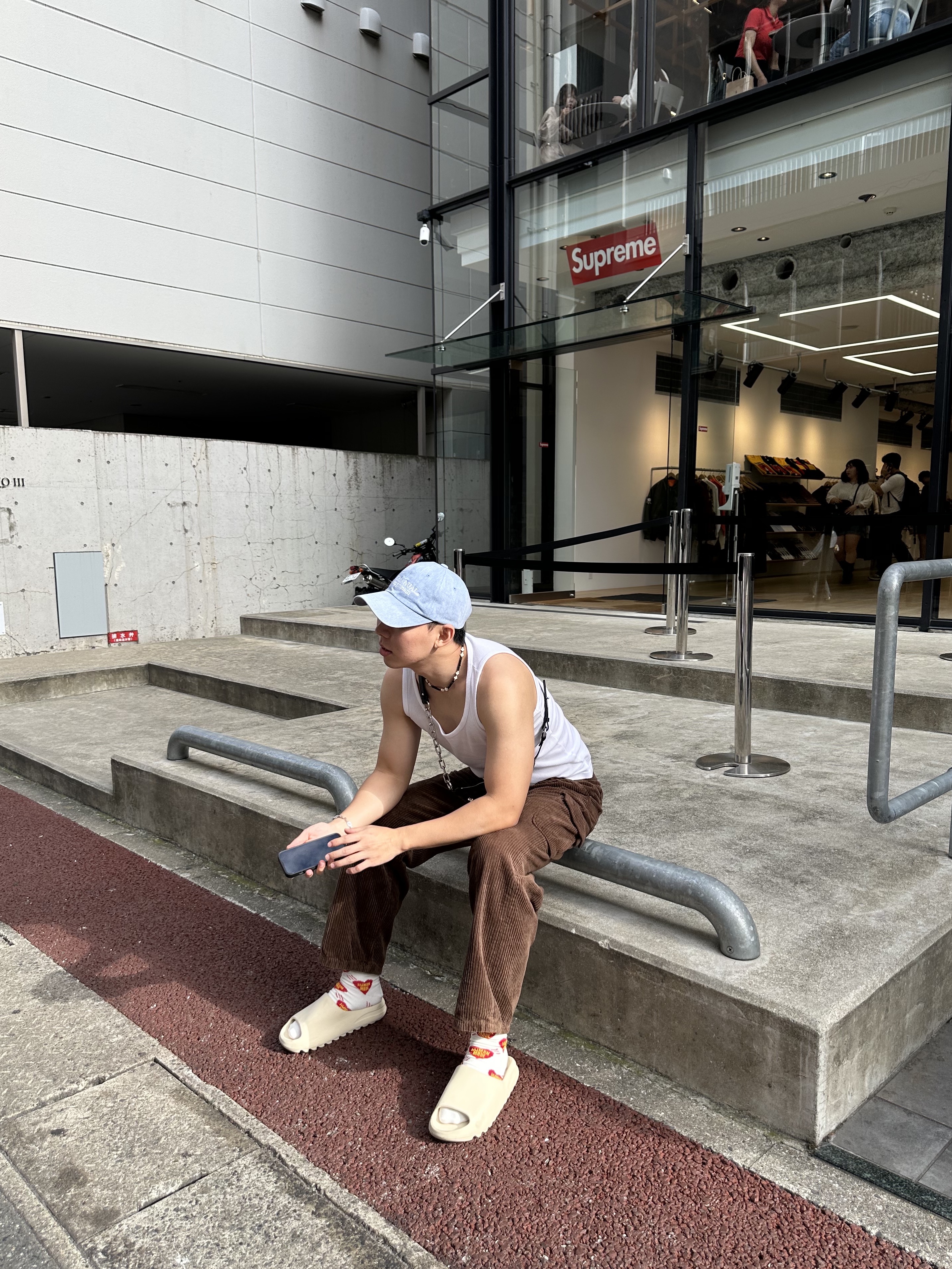 Adidas Yeezy Slide Bone 2022/2023 착용 스타일 - 1