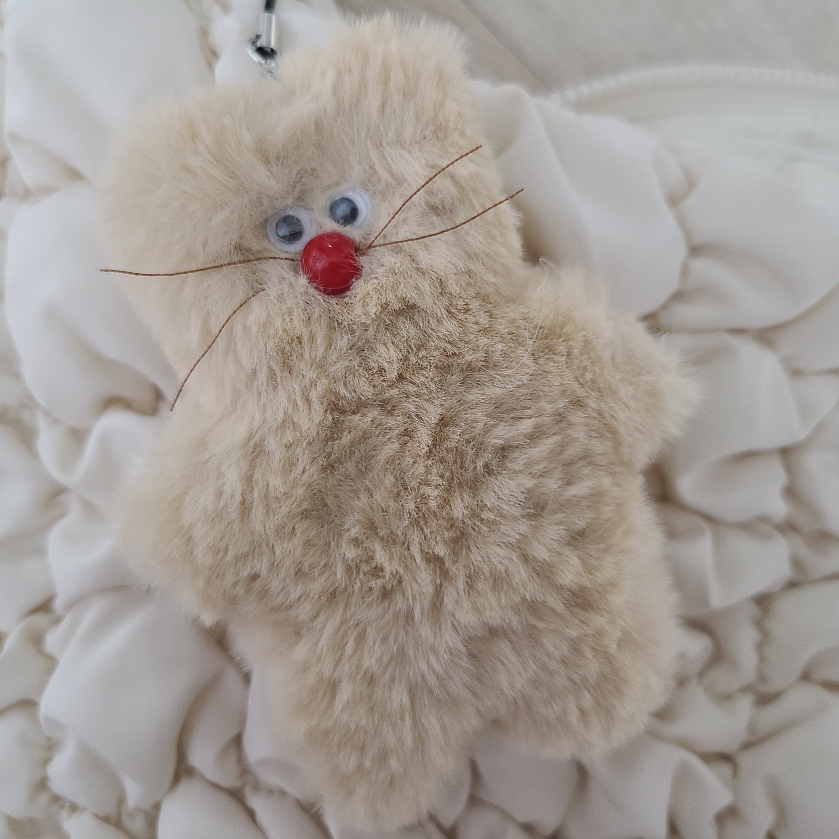 Monamhee x Amore Mall Rudolhee Phone Strap, COS Quilted Messenger Bag Beige 착용 스타일