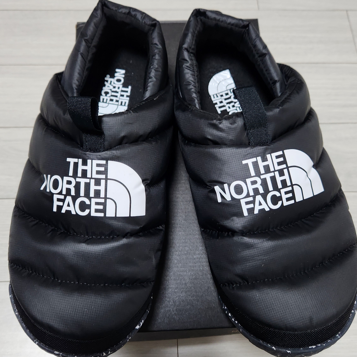 The North Face Nuptse Mules TNF Black TNF White 착용 스타일 - 1