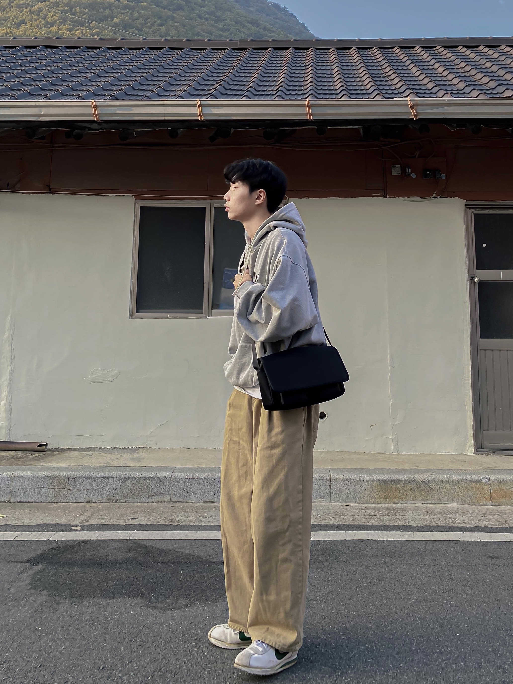 Nike x Stranger Things Classic Cortez Hawkins High School 착용 스타일