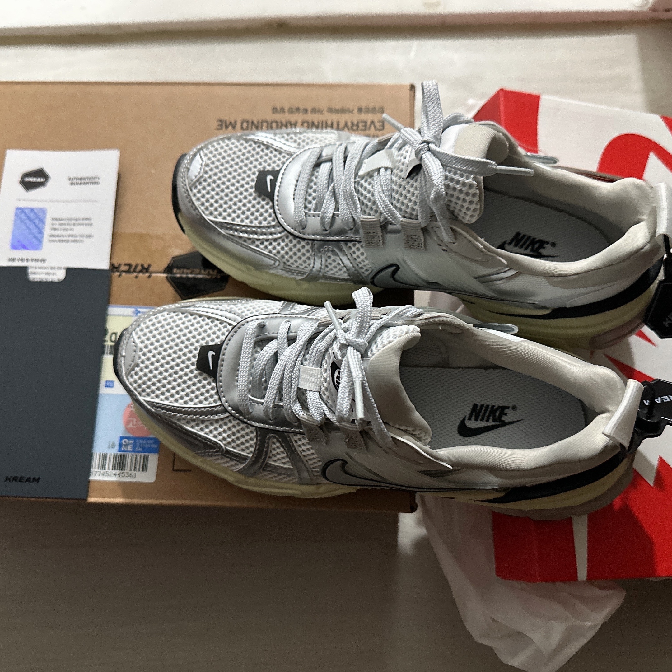 Nike V2K Run Summit White Metallic Silver 착용 스타일 - 1