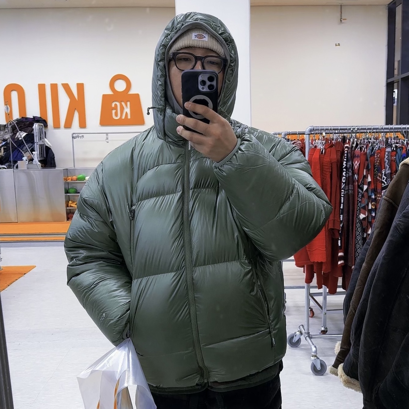Supreme Featherweight Down Puffer Jacket Olive - 23FW 착용 스타일