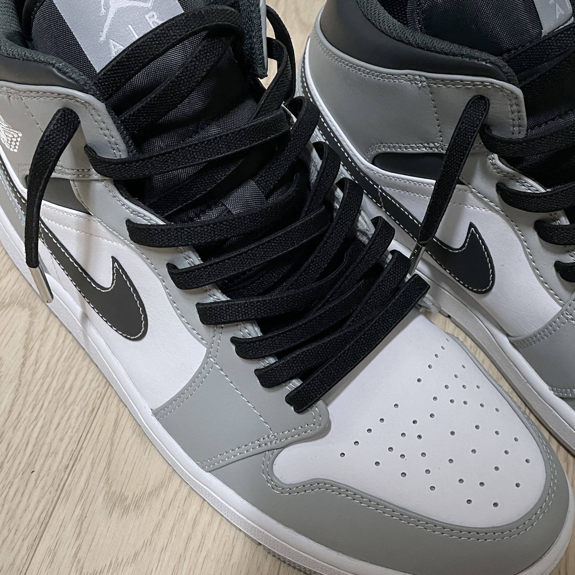 Jordan 1 Mid Light Smoke Grey Anthracite 착용 스타일 - 1