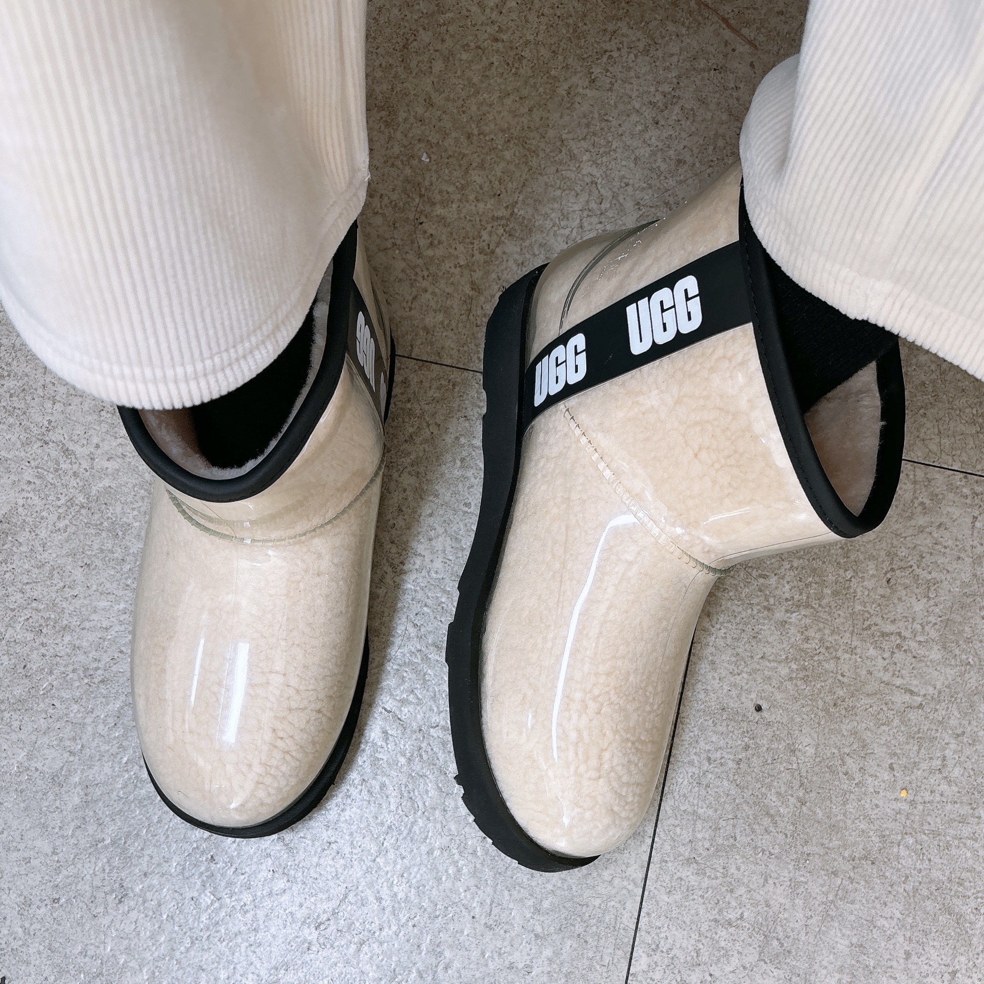 (Kids) UGG Classic Clear Mini II Natural Black 착용 스타일 - 1