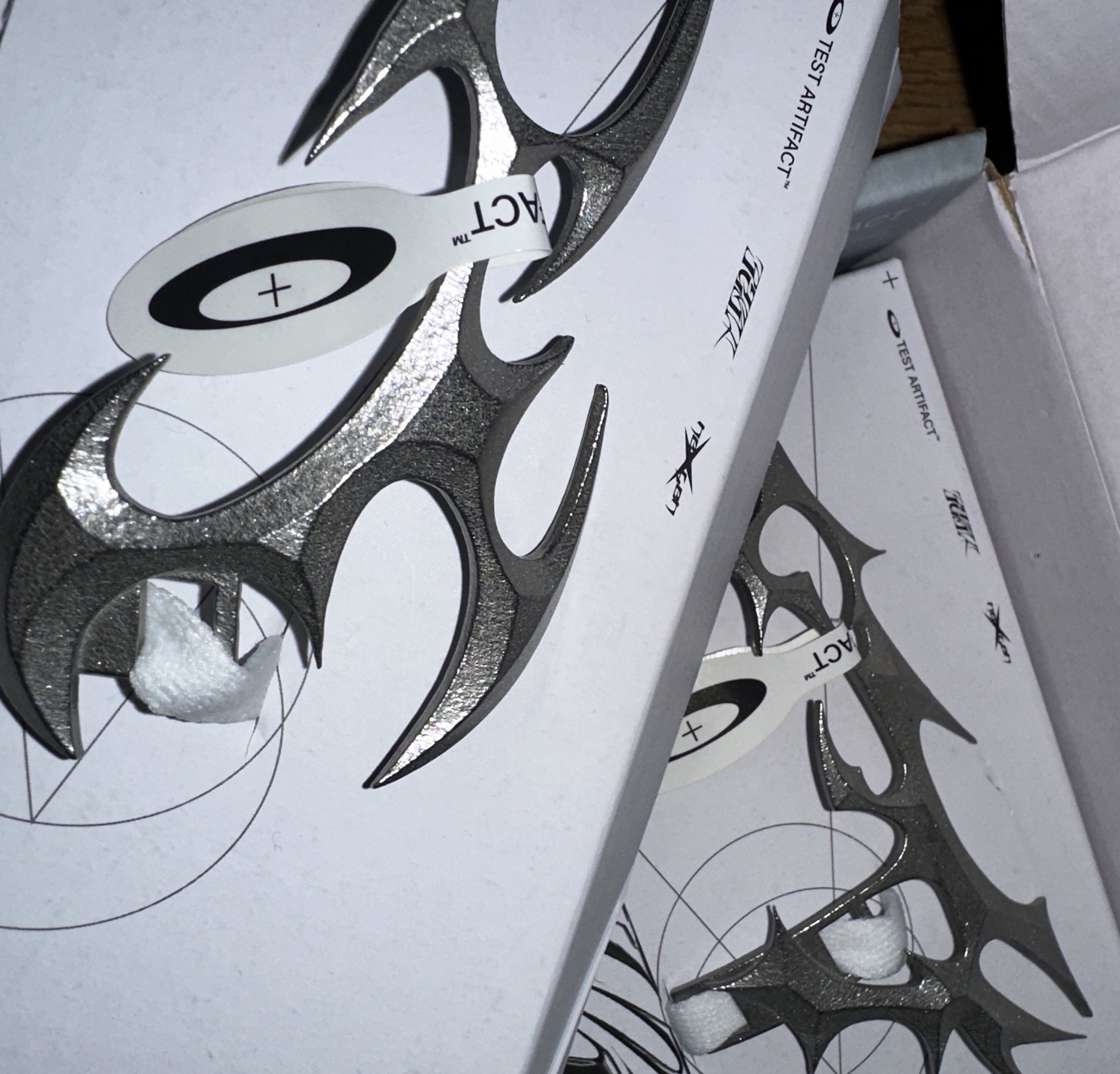 Test Artifact TASH Dubre 002 Steel, Test Artifact TASH Dubre 001 Steel 착용 스타일