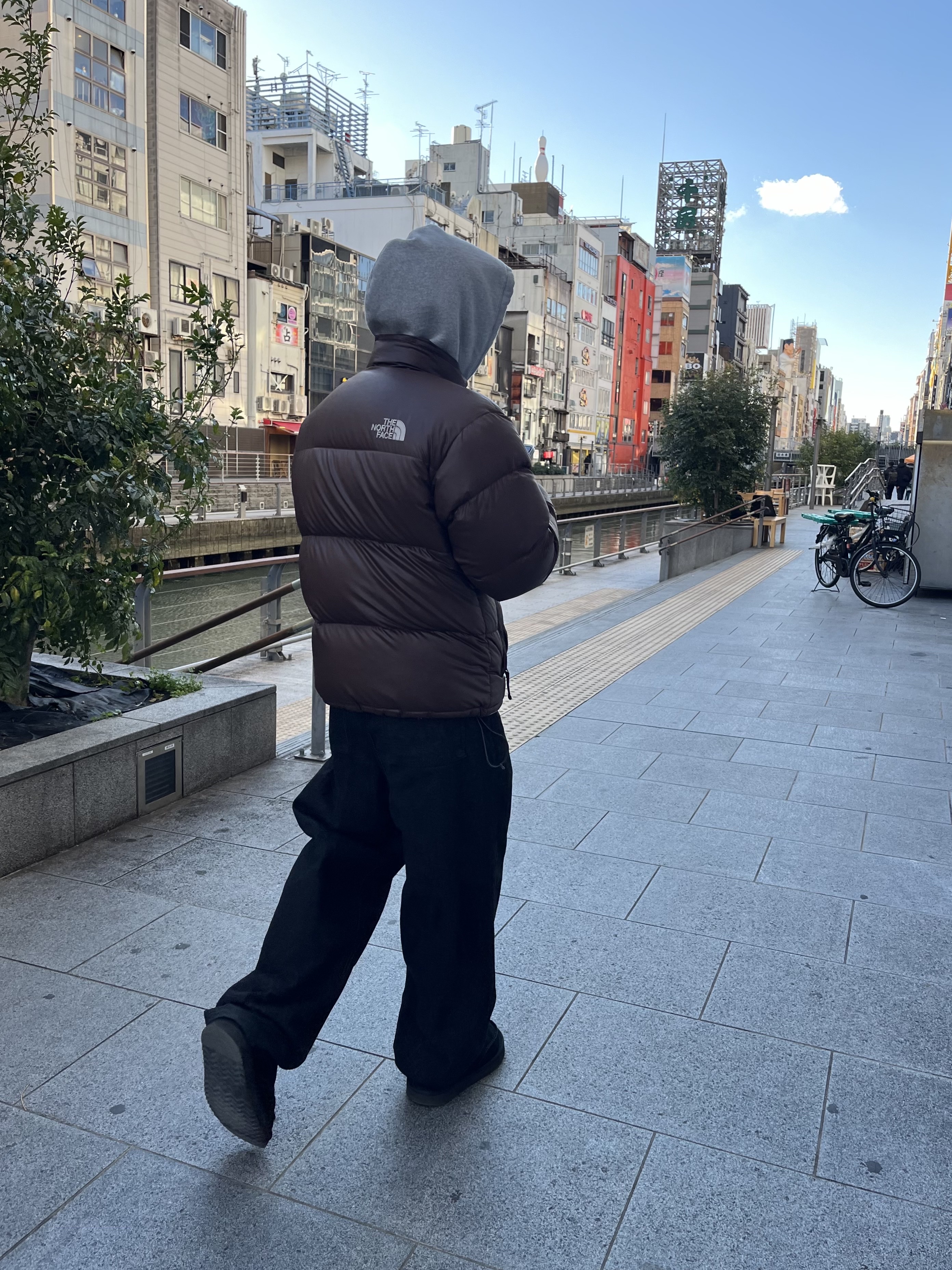 The North Face 1996 Retro Nuptse Jacket Dark Oak, Nike x Stussy NRG RA Pullover Hoodie Dark Grey Heather (DJ9488-063) 착용 스타일 - 2