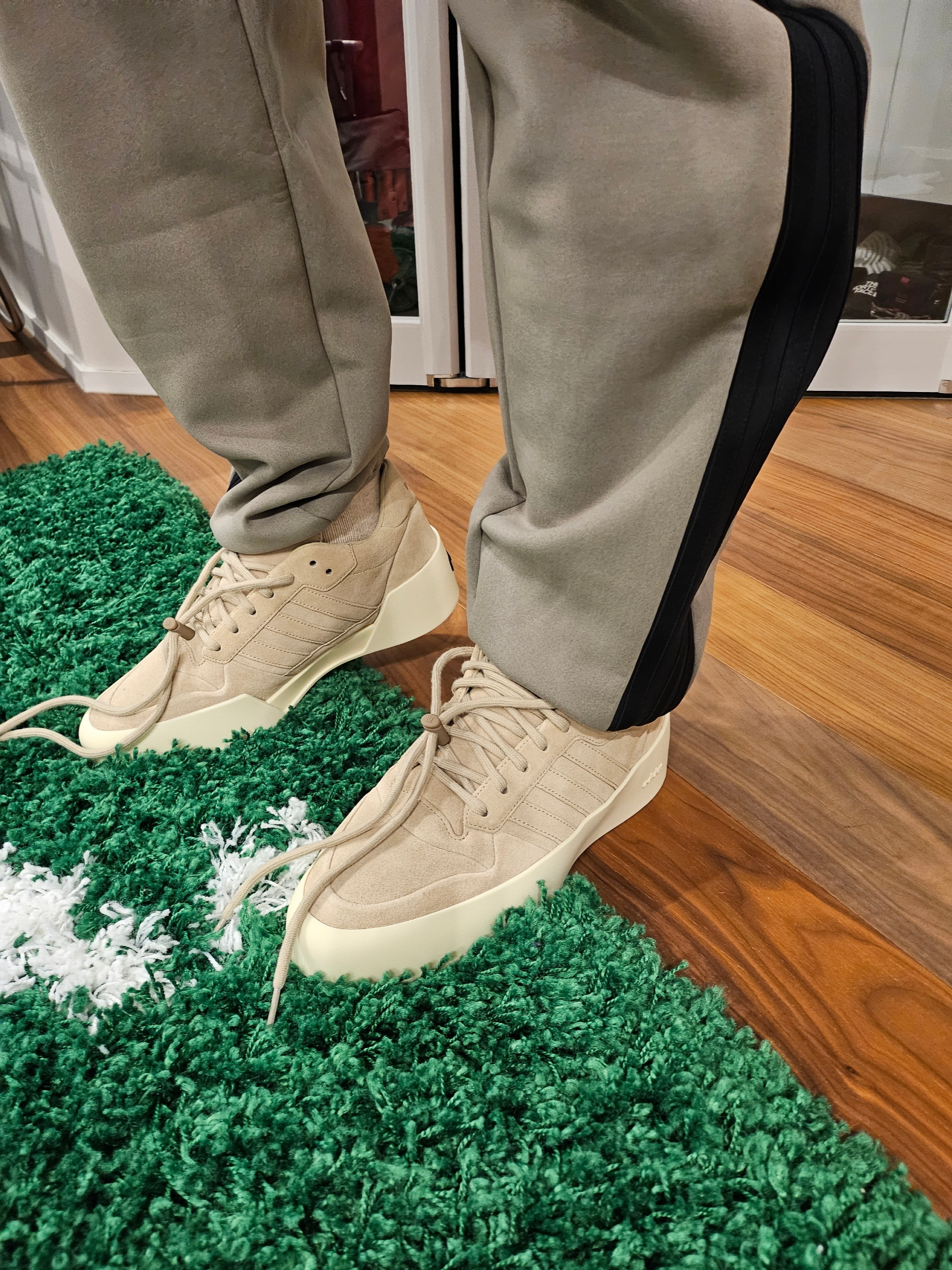 Adidas x Fear of God Athletics 86 Low Clay 착용 스타일 - 1
